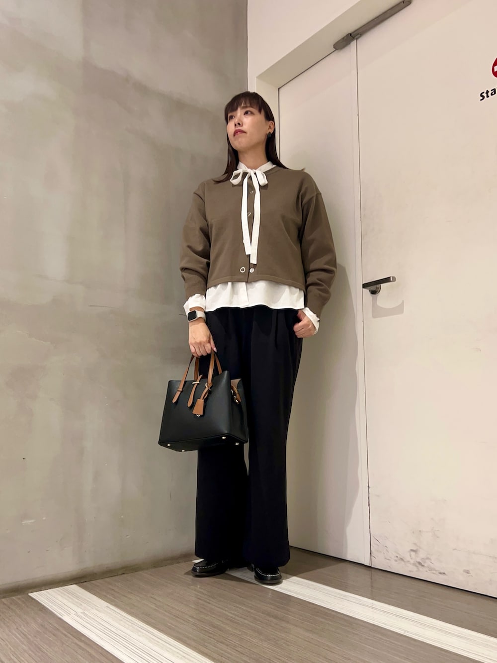 ホワイト系のシャツ/ブラウス、ブラック系のトートバッグ、ブラック系のその他パンツを着用したレディースの秋コーディネートの3枚目の写真