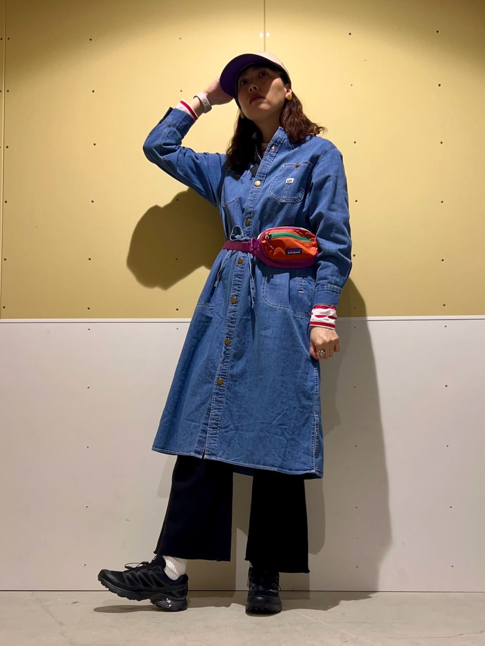 ブルー系のワンピース、ブラック系のその他パンツ、ブラック系のスニーカーを着用したレディースの冬コーディネートの2枚目の写真