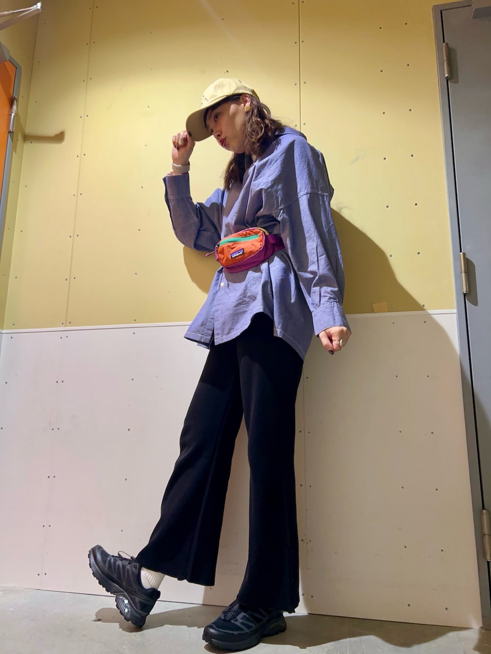 ブラック系のスニーカー、ブラック系のその他パンツ、ブルー系のシャツ/ブラウスを着用したレディースの冬コーディネートの5枚目の写真