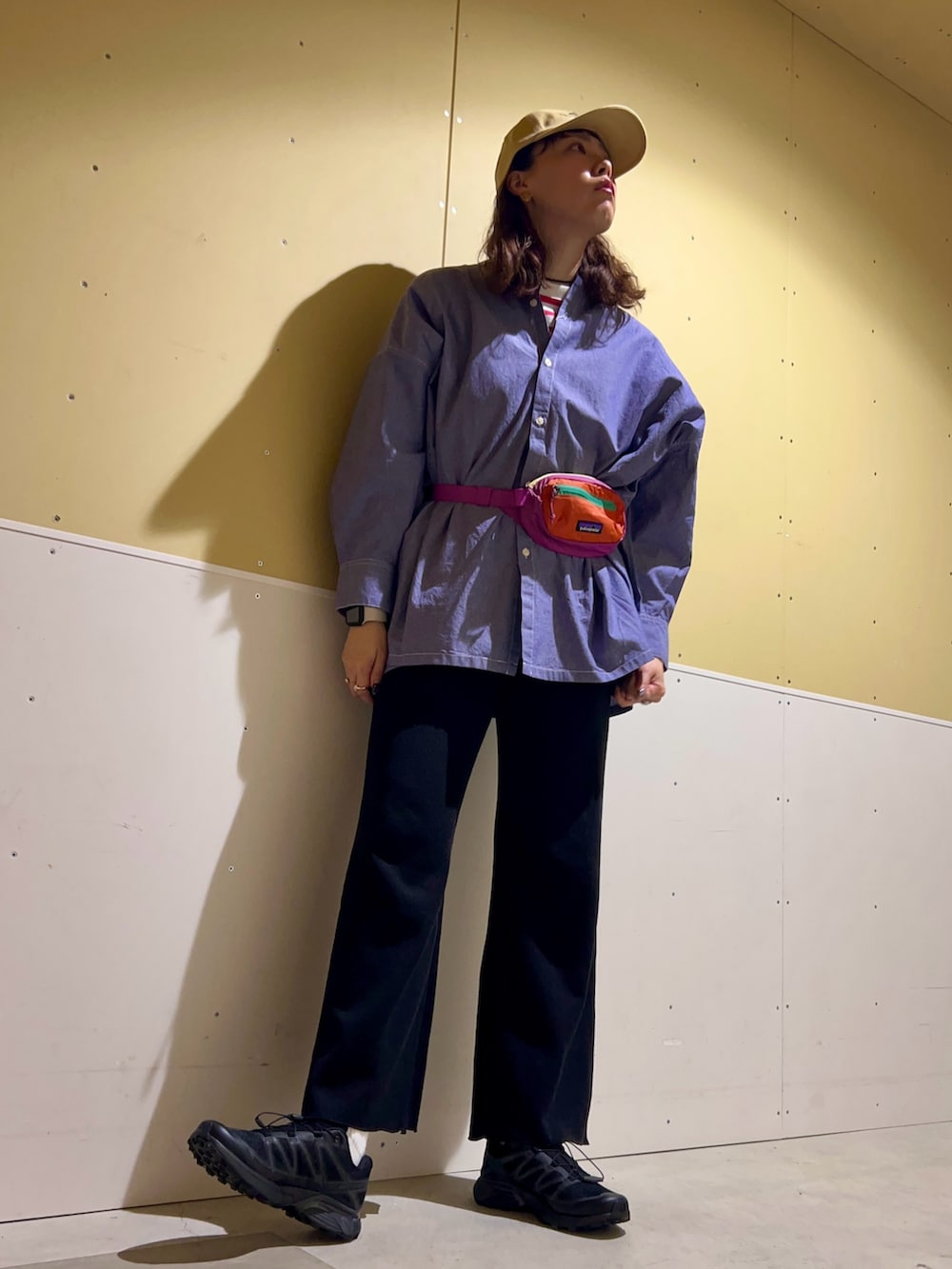 ブラック系のスニーカー、ブラック系のその他パンツ、ブルー系のシャツ/ブラウスを着用したレディースの冬コーディネートの3枚目の写真