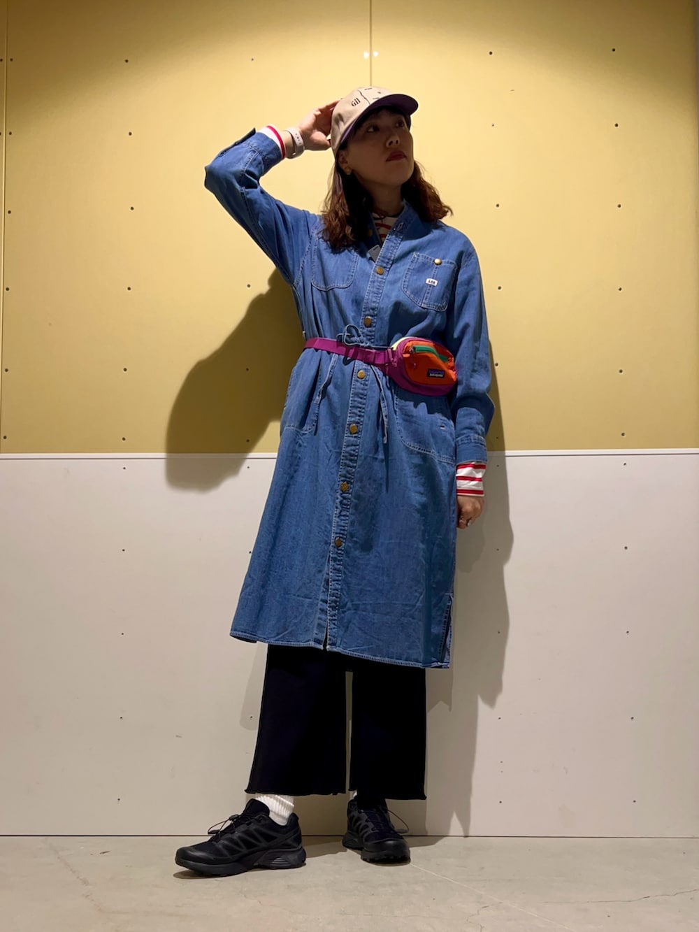 ブルー系のワンピース、ブラック系のその他パンツ、ブラック系のスニーカーを着用したレディースの冬コーディネートの5枚目の写真