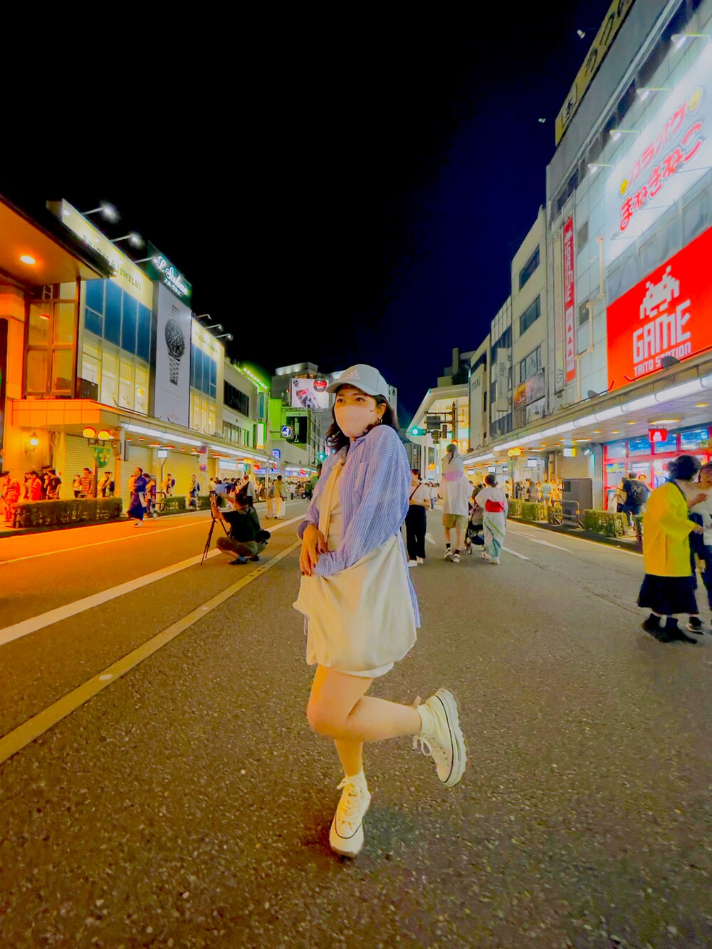 ブルー系のシャツ/ブラウス、ベージュ系のスニーカー、ホワイト系のスカートを着用したレディースの夏コーディネートの2枚目の写真