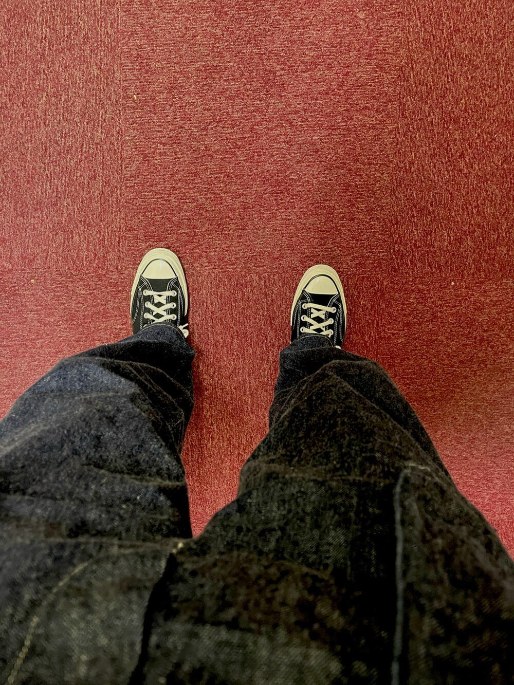 ブルー系のデニムジャケット、ブラック系のニット/セーター、ブルー系のデニムパンツを着用したメンズの春コーディネートの2枚目の写真