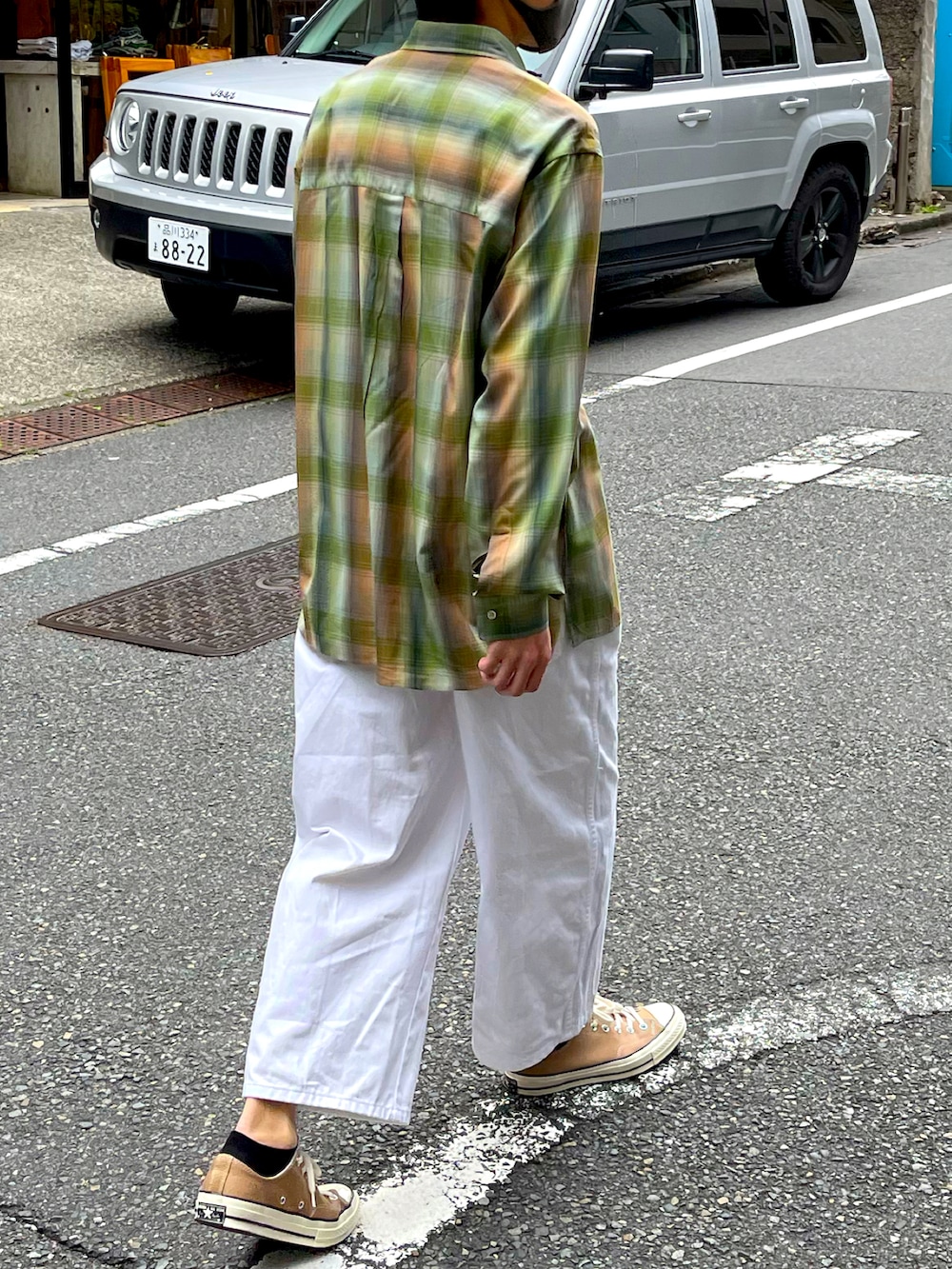 ホワイト系のデニムパンツ、グリーン系のシャツ/ブラウスを着用したメンズの冬コーディネートの2枚目の写真