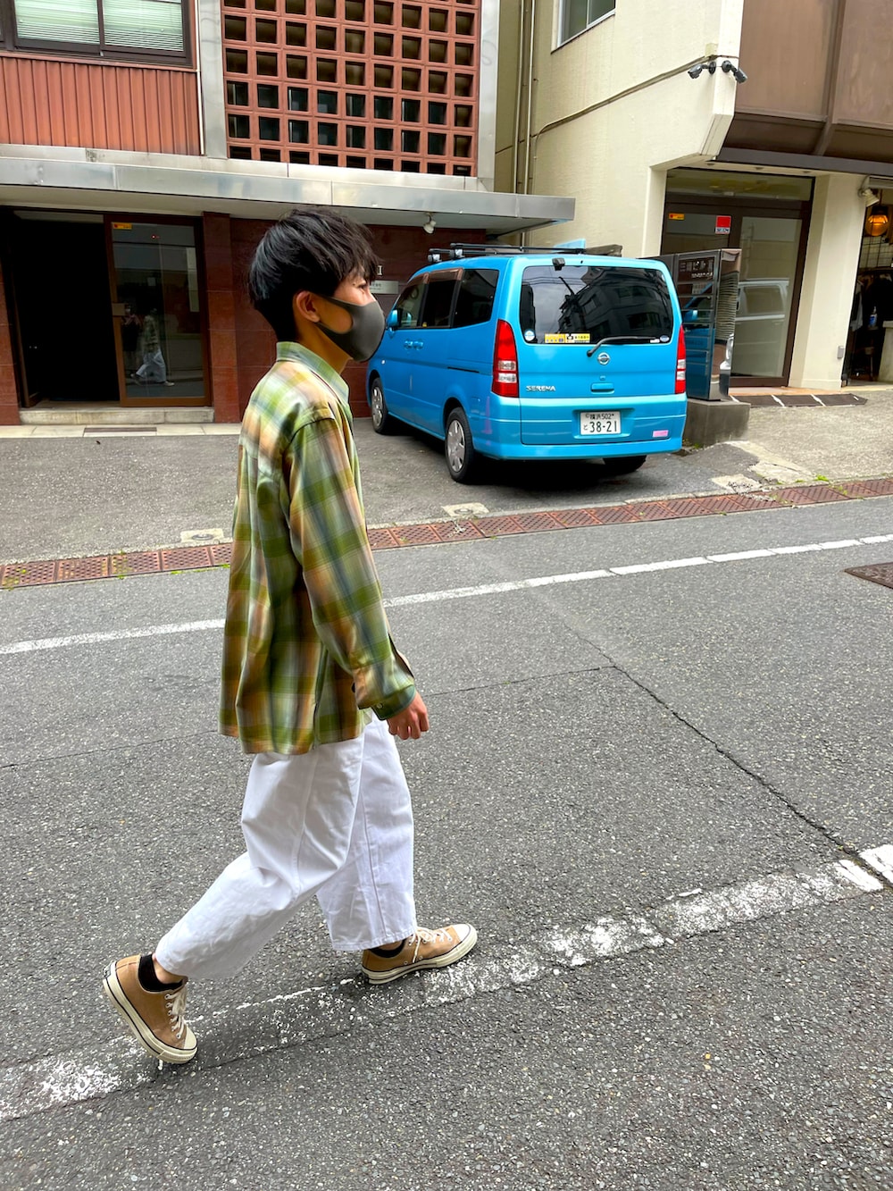 ホワイト系のデニムパンツ、グリーン系のシャツ/ブラウスを着用したメンズの冬コーディネートの3枚目の写真