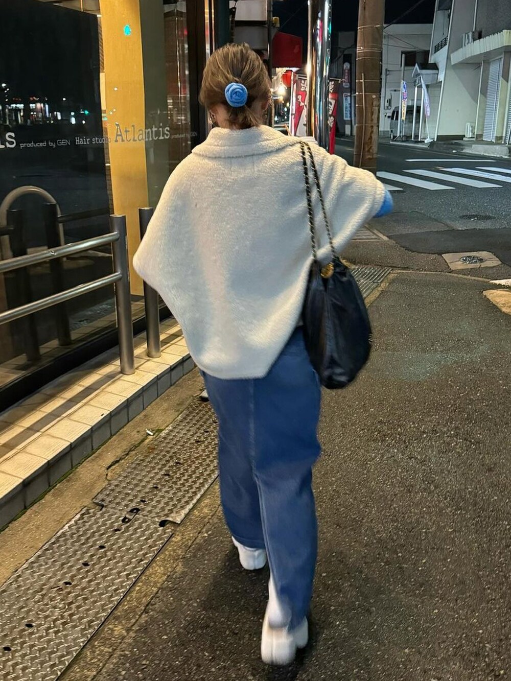 「デニム、ブルー、ボア、冬コーデ、デニムスカート、大人カジュアル、お出かけコーデ、ボアジャケット、ootd、春コーデ」｜「Re:EDITのテディボアポンチョジャケット（ステンカラーコート、ホワイト系）」を使った、yukikoさん（レディース・161cm）の冬コーディネートの2枚目の写真