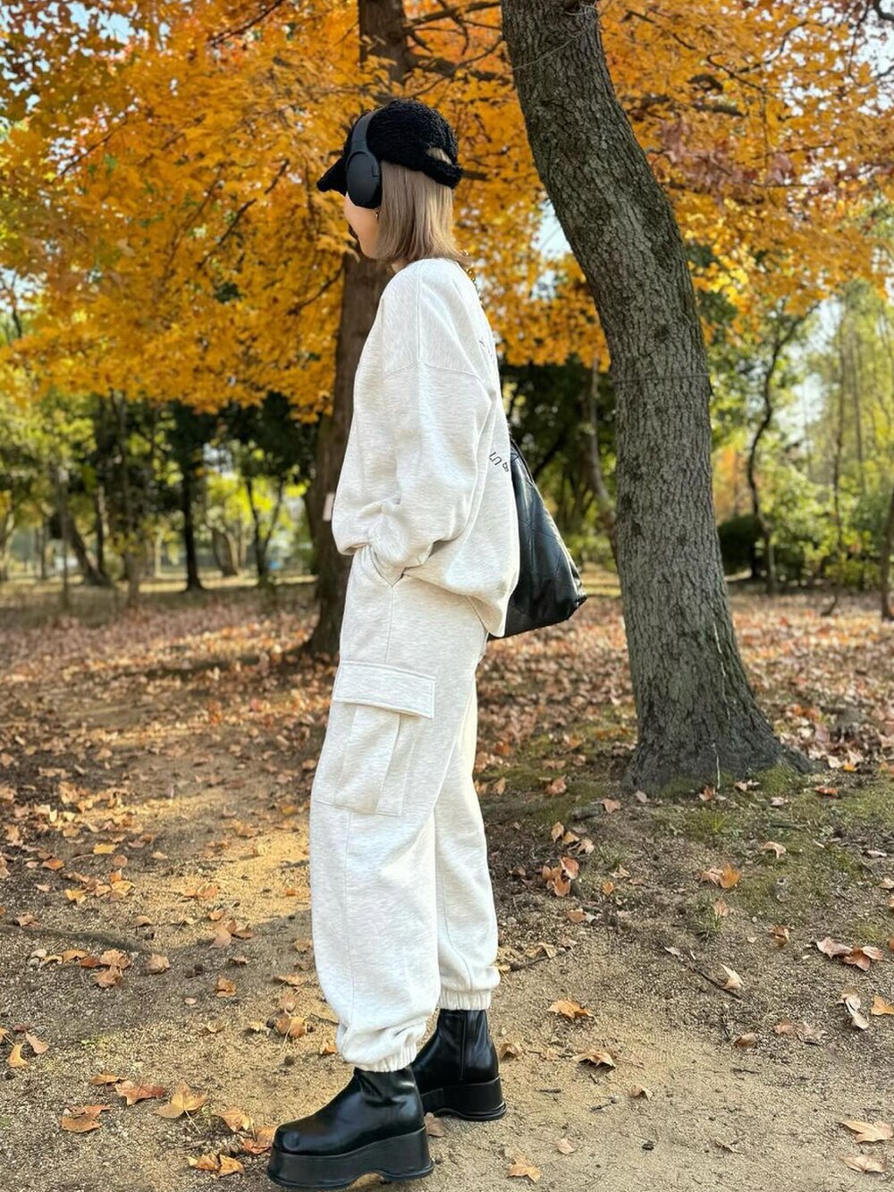 「スウェット、キャップ、冬コーデ、オーバーサイズ、ロゴスウェット、ハート、厚底シューズ、シンプルコーデ、ゆるコーデ、韓国ファッション」｜「Re:EDITの選べる裏起毛ビッグプルオーバー（スウェット、ベージュ系）」を使った、yukikoさん（レディース・161cm）の冬コーディネートの2枚目の写真