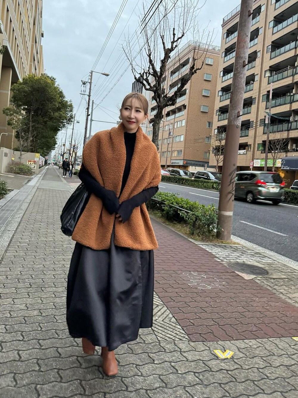 「スカート、ブーツ、ストール、冬コーデ、キレイめ、お出かけコーデ、きれいめカジュアル、シンプルコーデ、今日のコーデ、冬のコーデ」｜「Re:EDITの[辻元舞さん着用][金子麻貴さん着用][2023A/W COLLECTION]フェイクレザースクエアトゥミドルブーツ（ブーツ、イエロー系）」を使った、yukikoさん（レディース・161cm）の冬コーディネートの3枚目の写真