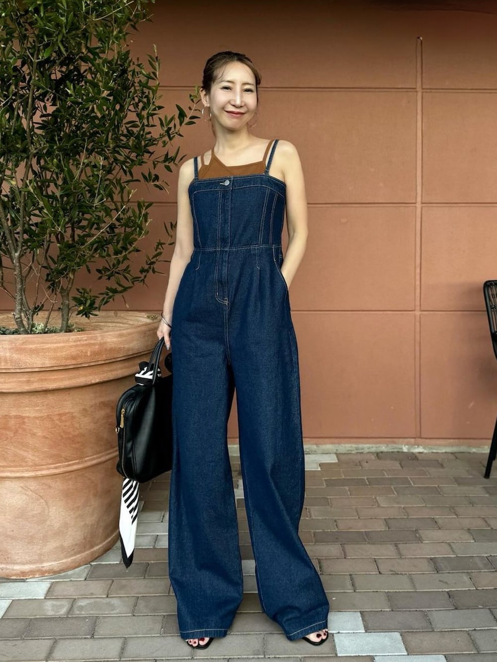 「楽チンコーデ、ラクチンコーデ、夏コーデ、デニム、デニムサロペット、デニムオールインワン、ネイビー×ブラウン、大人カジュアル、きれいめカジュアル、お出かけコーデ、休日スタイル、韓国ファッション、Re:EDIT、リエディ(Re:EDIT)、リエディ」｜「Re:EDITの[低身長/高身長サイズ有][お気に入り登録数1.3万突破！]コットンデニムベアオールインワン（つなぎ/オールインワン、ブルー系）」を使った、yukikoさん（レディース・161cm）の夏コーディネートの2枚目の写真