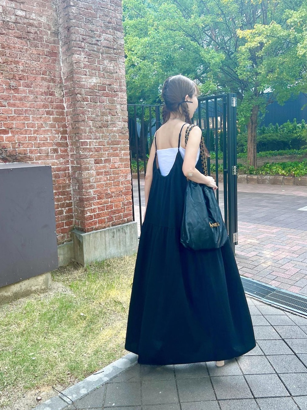 「ワンピース、ブラック、ジャンパースカート、お出かけコーデ、夏コーデ、キャミワンピース、Re:EDIT、リエディ、リエディ(Re:EDIT)」｜「Re:EDITの[低身長/高身長サイズ有][イージーケア]カットジョーゼットティアードバックオープンキャミワンピース（ジャンパースカート、ブラック系）」を使った、yukikoさん（レディース・161cm）の夏コーディネートの4枚目の写真