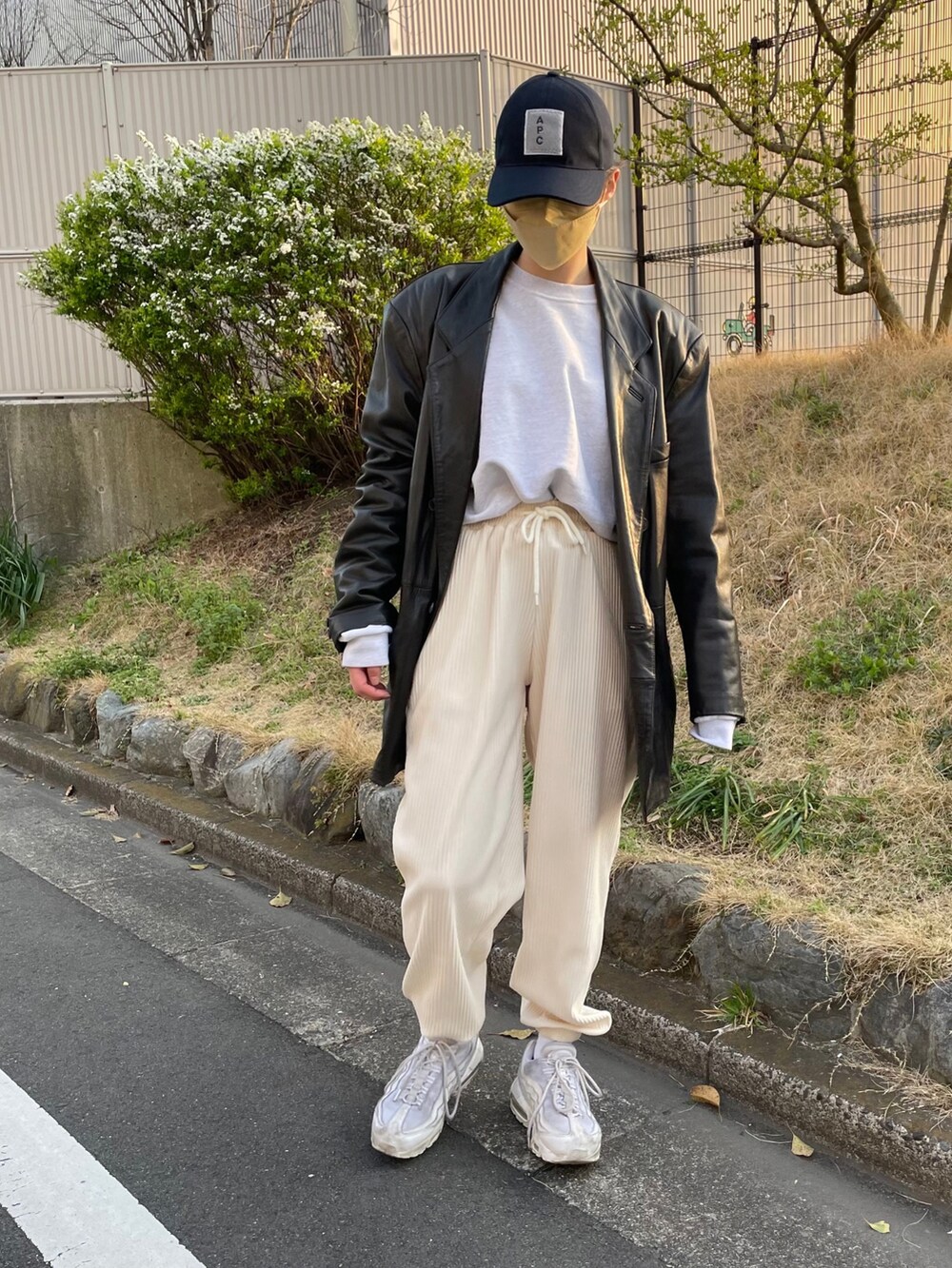 グレー系のスウェット、ホワイト系のスウェットパンツ、ホワイト系のスニーカーを着用したレディースの春コーディネートの2枚目の写真