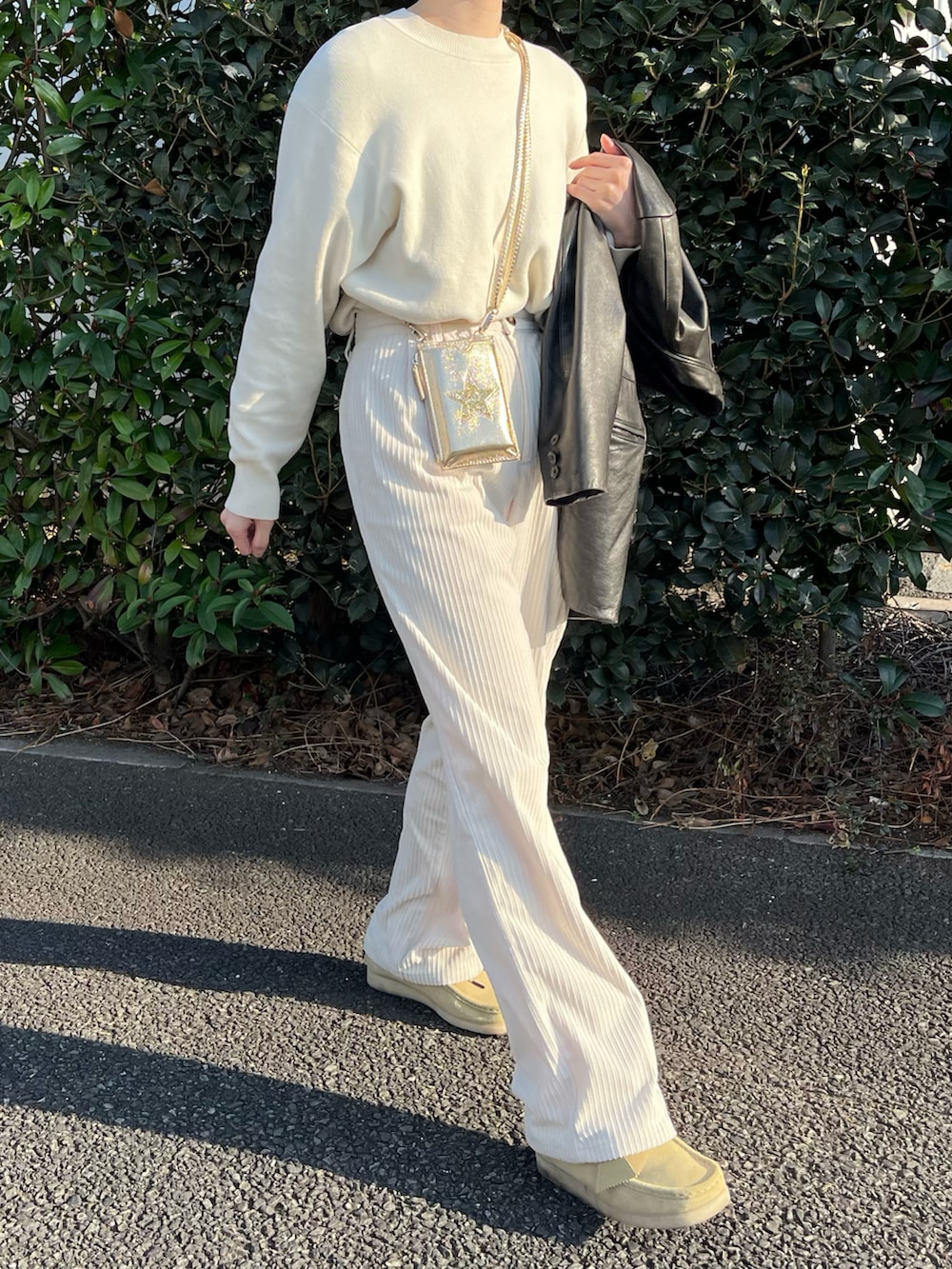 ベージュ系のブーツ、ホワイト系のニット/セーター、ホワイト系のその他パンツを着用したレディースの冬コーディネートの2枚目の写真