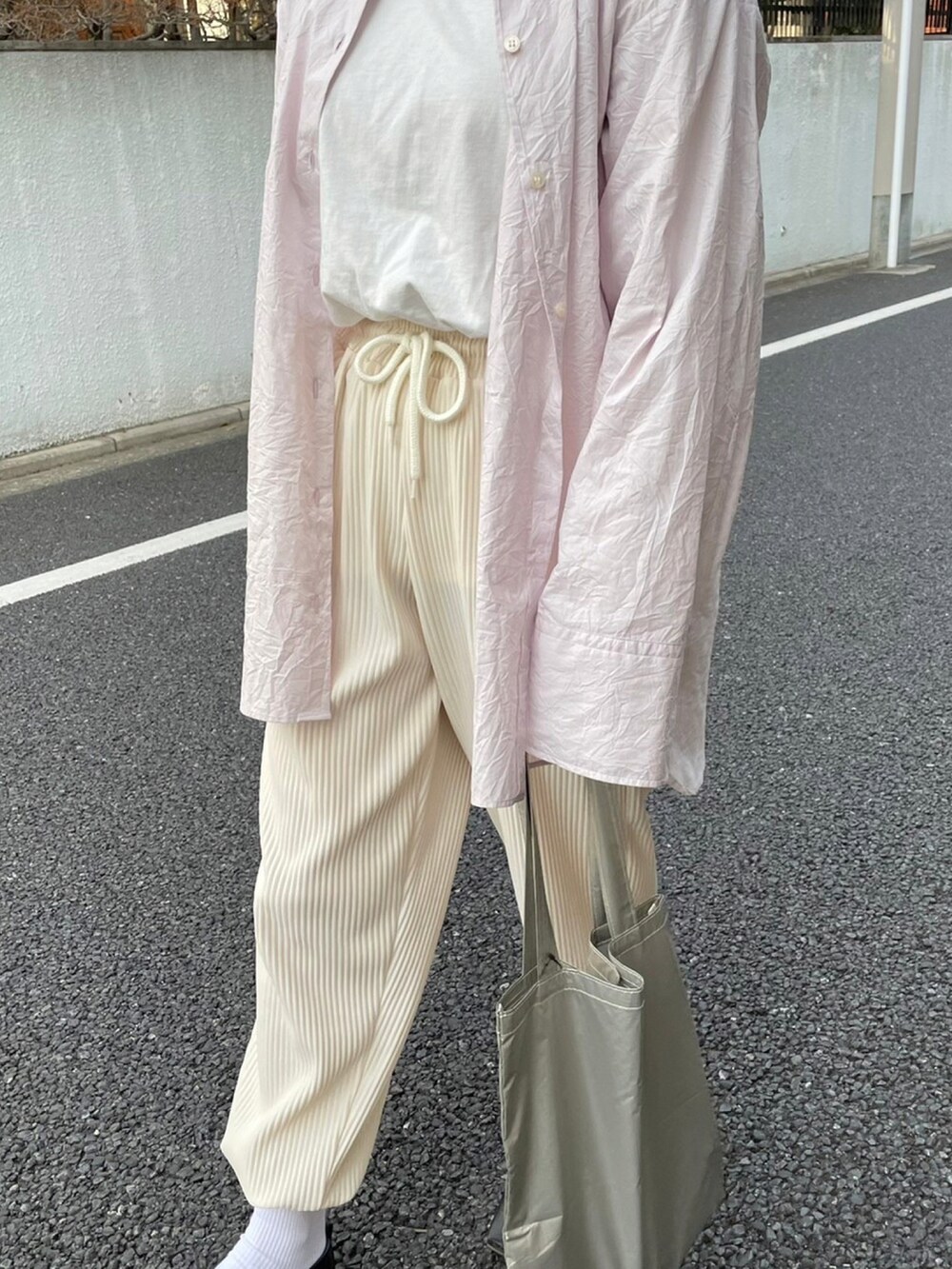 ホワイト系のスウェットパンツ、パープル系のシャツ/ブラウス、ゴールド系のエコバッグ/サブバッグを着用したレディースの春コーディネートの3枚目の写真