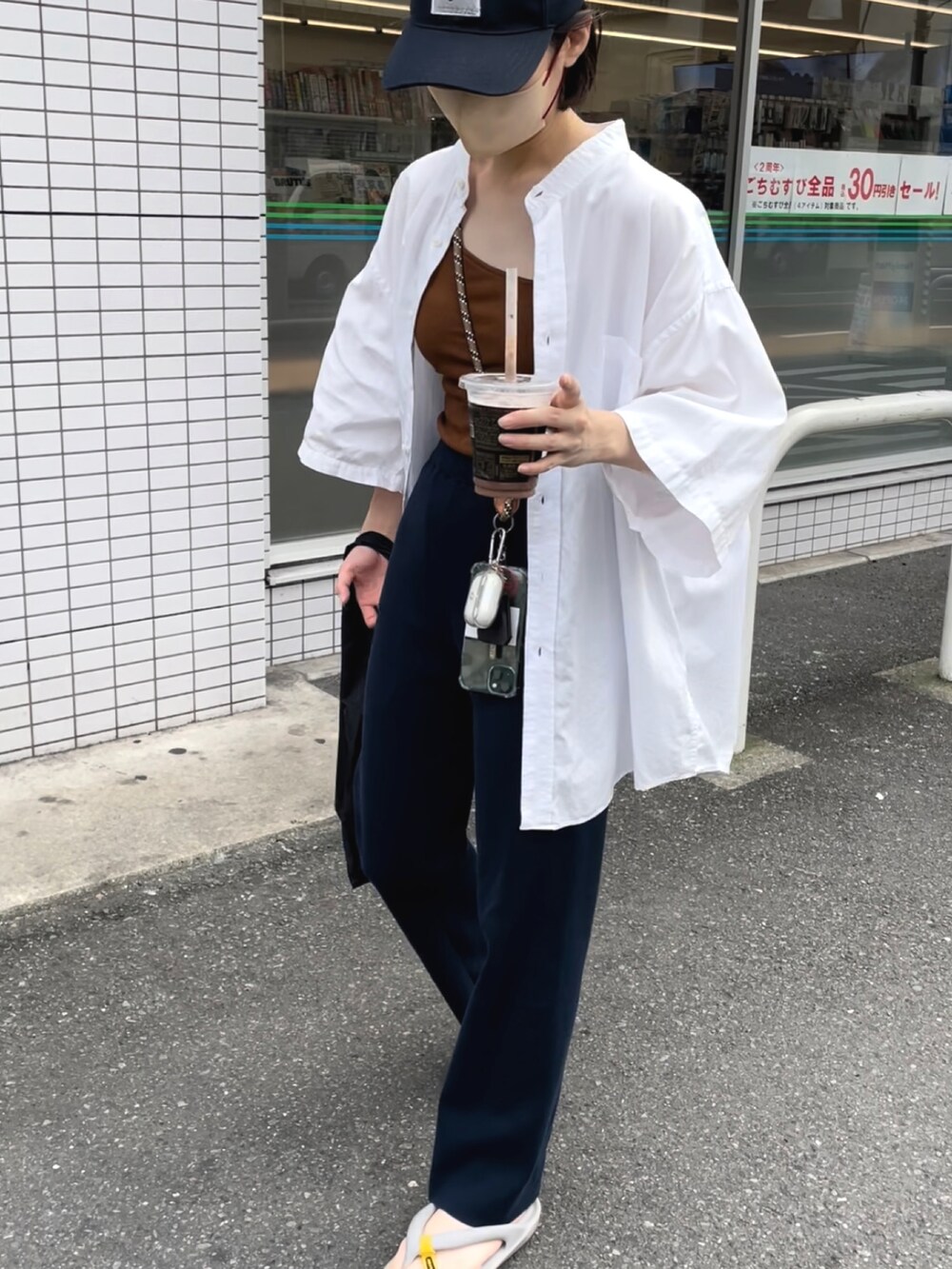 ブルー系のその他パンツ、グレー系のサンダル、ホワイト系のシャツ/ブラウスを着用したレディースの秋コーディネートの2枚目の写真