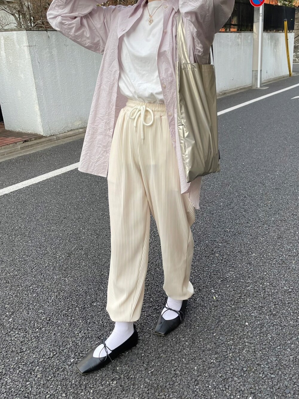 ホワイト系のスウェットパンツ、パープル系のシャツ/ブラウス、ゴールド系のエコバッグ/サブバッグを着用したレディースの春コーディネートの2枚目の写真