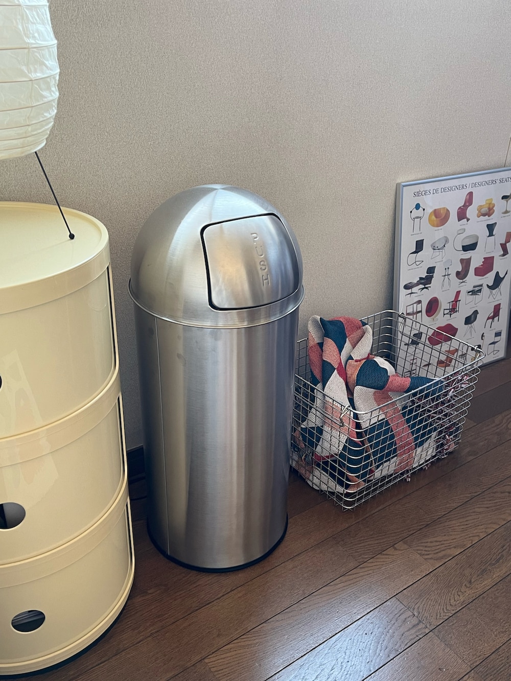 レッド系のブランケット、ホワイト系のラグ/マット、シルバー系のダストボックスを着用したレディースの冬コーディネートの3枚目の写真