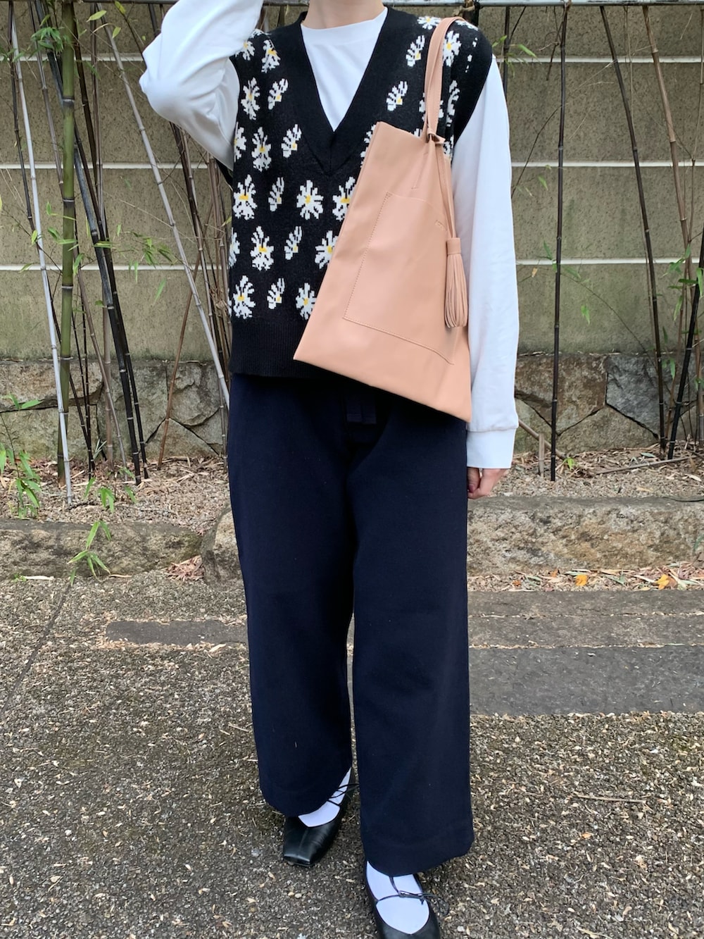 「シンプル、UNIQLO、モノトーン、ユニクロ、メンズライク、きれいめカジュアル、モノトーンコーデ、カジュアルコーデ、UNIQLOコーデ、オトナカジュアル」｜「Fano Studiosのアイテム（ベスト、ブラック系）」を使った、Miraiさん（レディース・162cm）の冬コーディネートの2枚目の写真