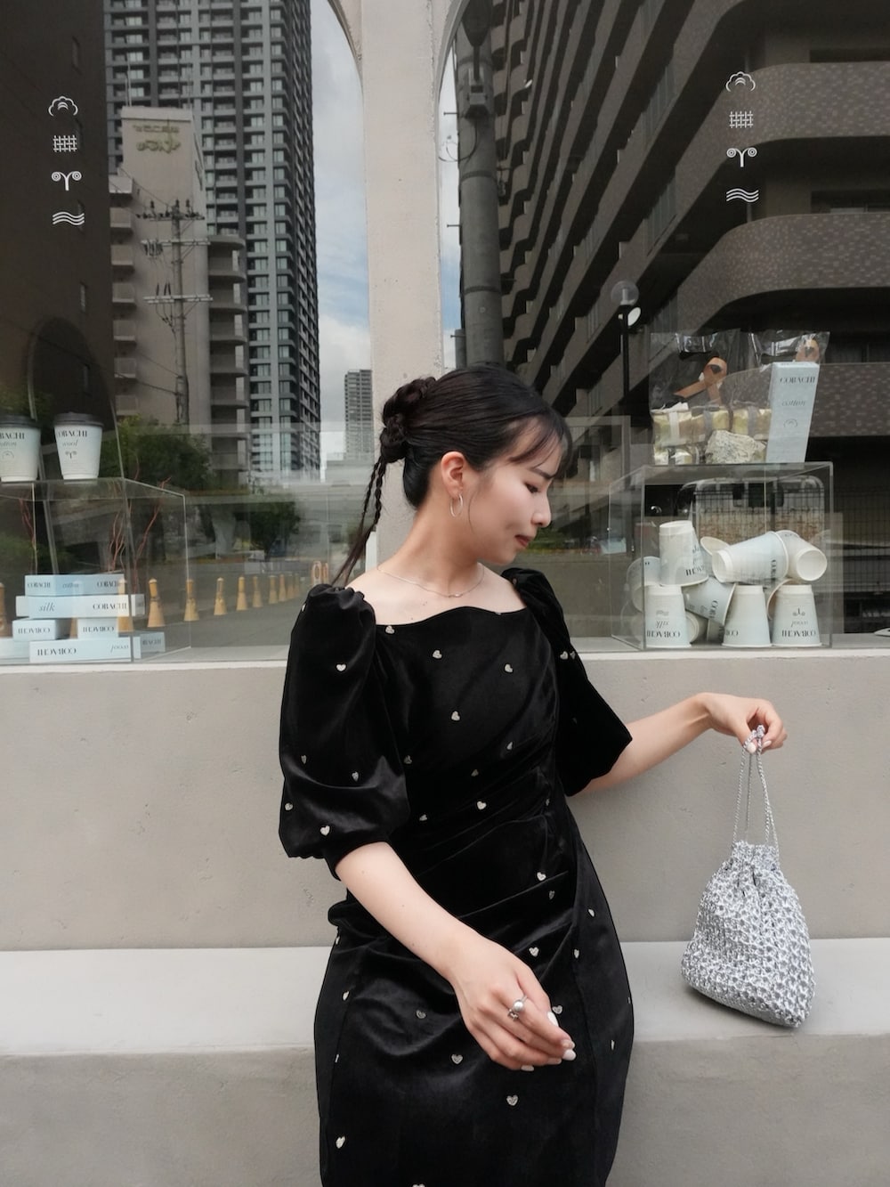 ブラック系のドレスを着用したレディースの秋コーディネートの4枚目の写真