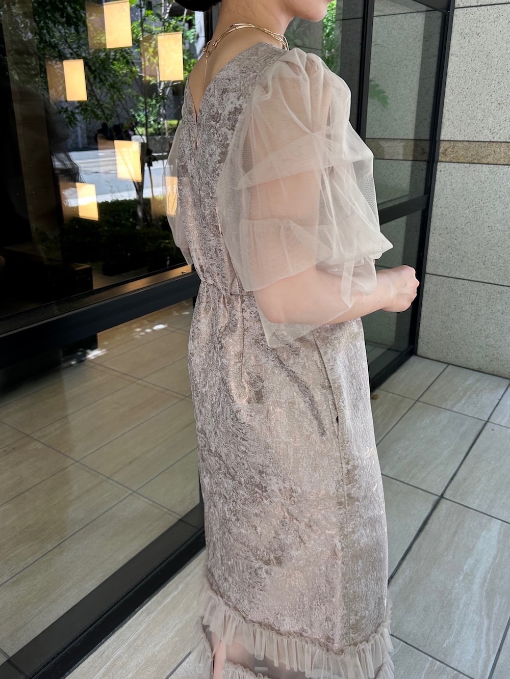 ピンク系のドレスを着用したレディースの秋コーディネートの2枚目の写真