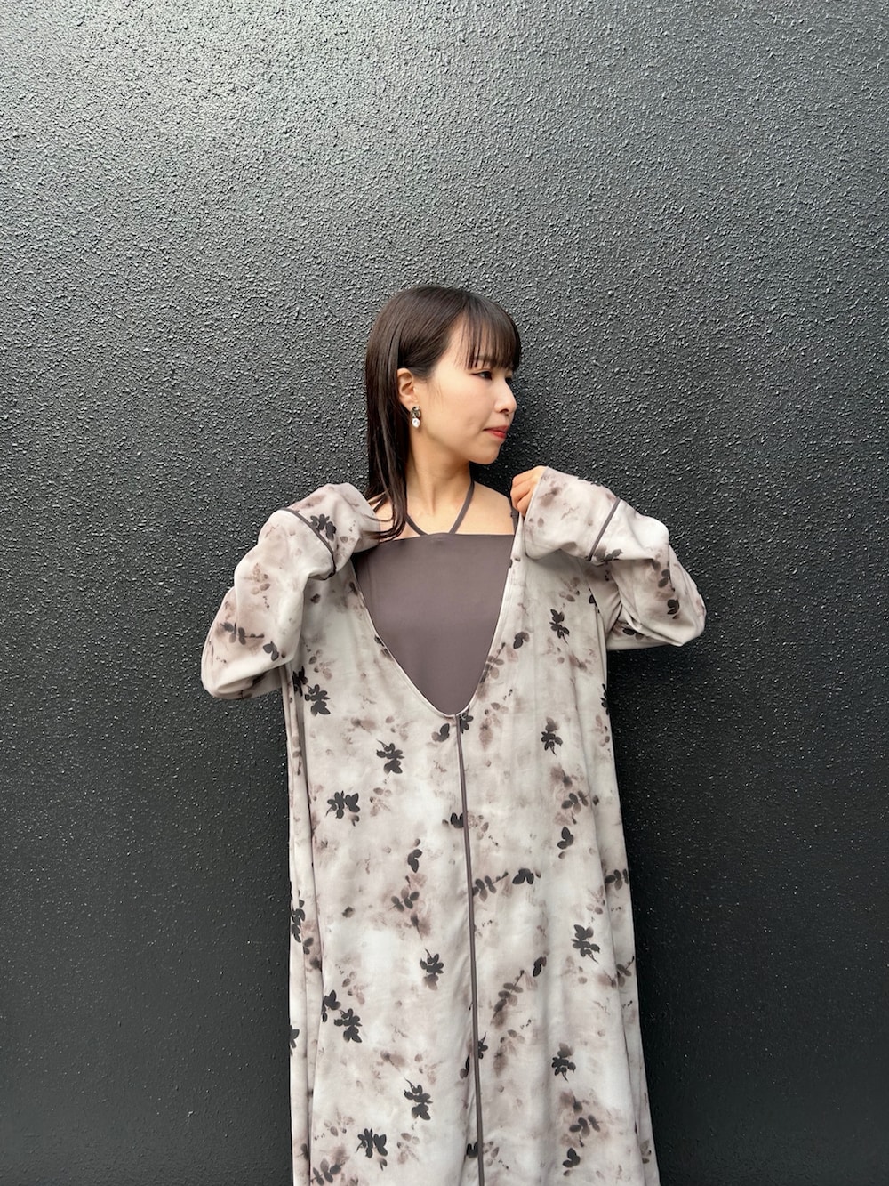 ブラウン系のドレスを着用したレディースの冬コーディネートの3枚目の写真