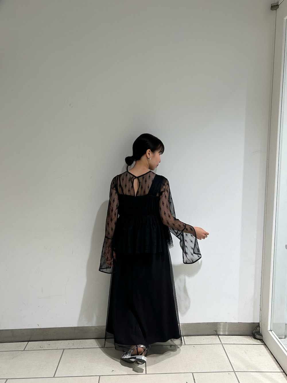 「ワンピーススタイル、チュールスカート、オケージョン、骨格ウェーブ、お呼ばれスタイル」｜「et.UNiVERのRibbon vest setup dress（ドレス、ブラック系）」を使った、RIZUMUさん（骨格ウェーブ・レディース・159cm）の春コーディネートの3枚目の写真