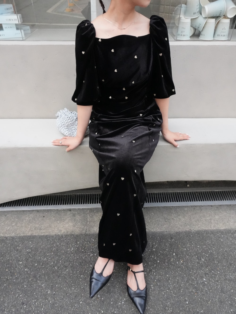 ブラック系のドレスを着用したレディースの秋コーディネートの2枚目の写真