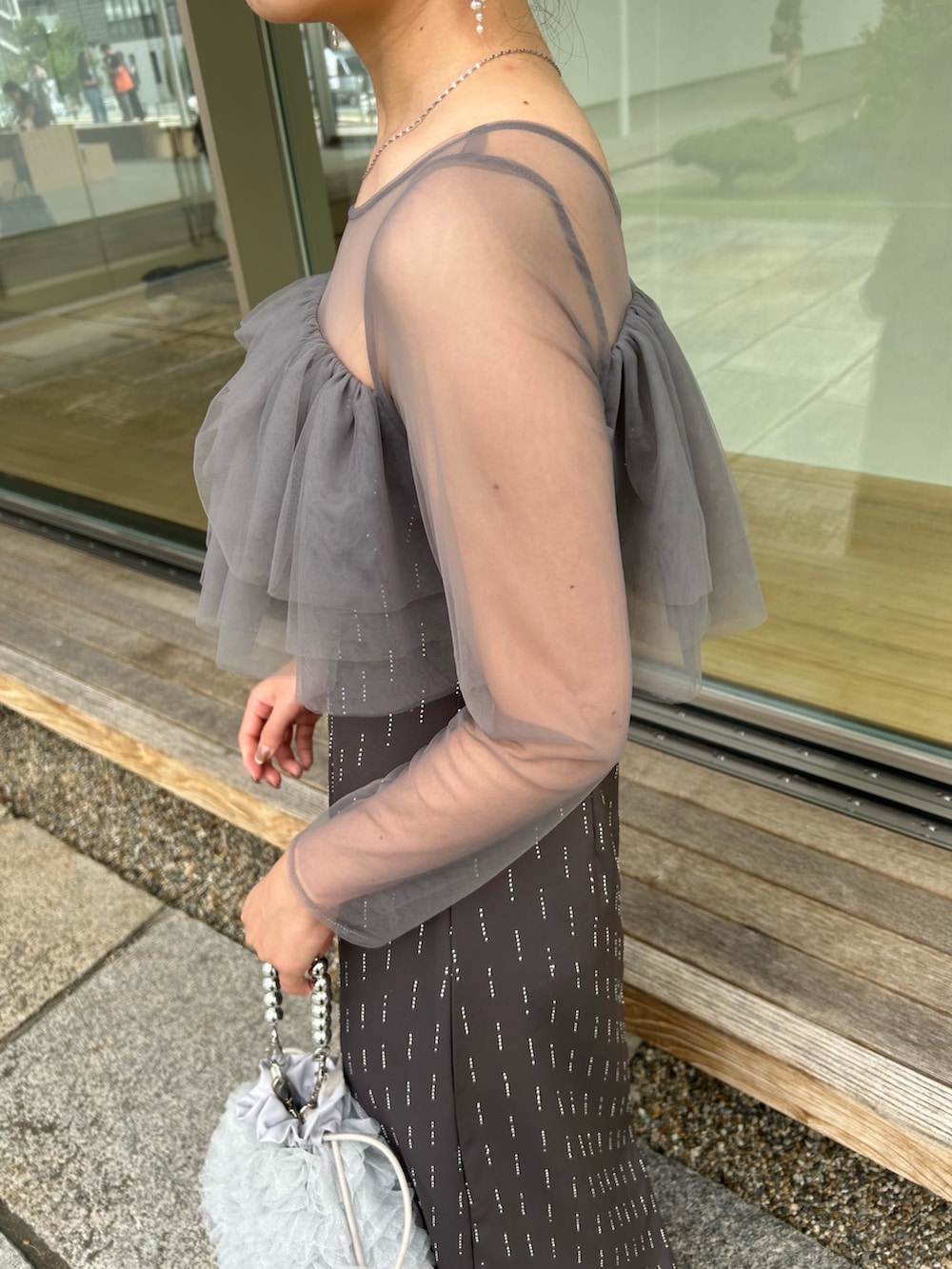 グレー系のドレスを着用したレディースの秋コーディネートの3枚目の写真