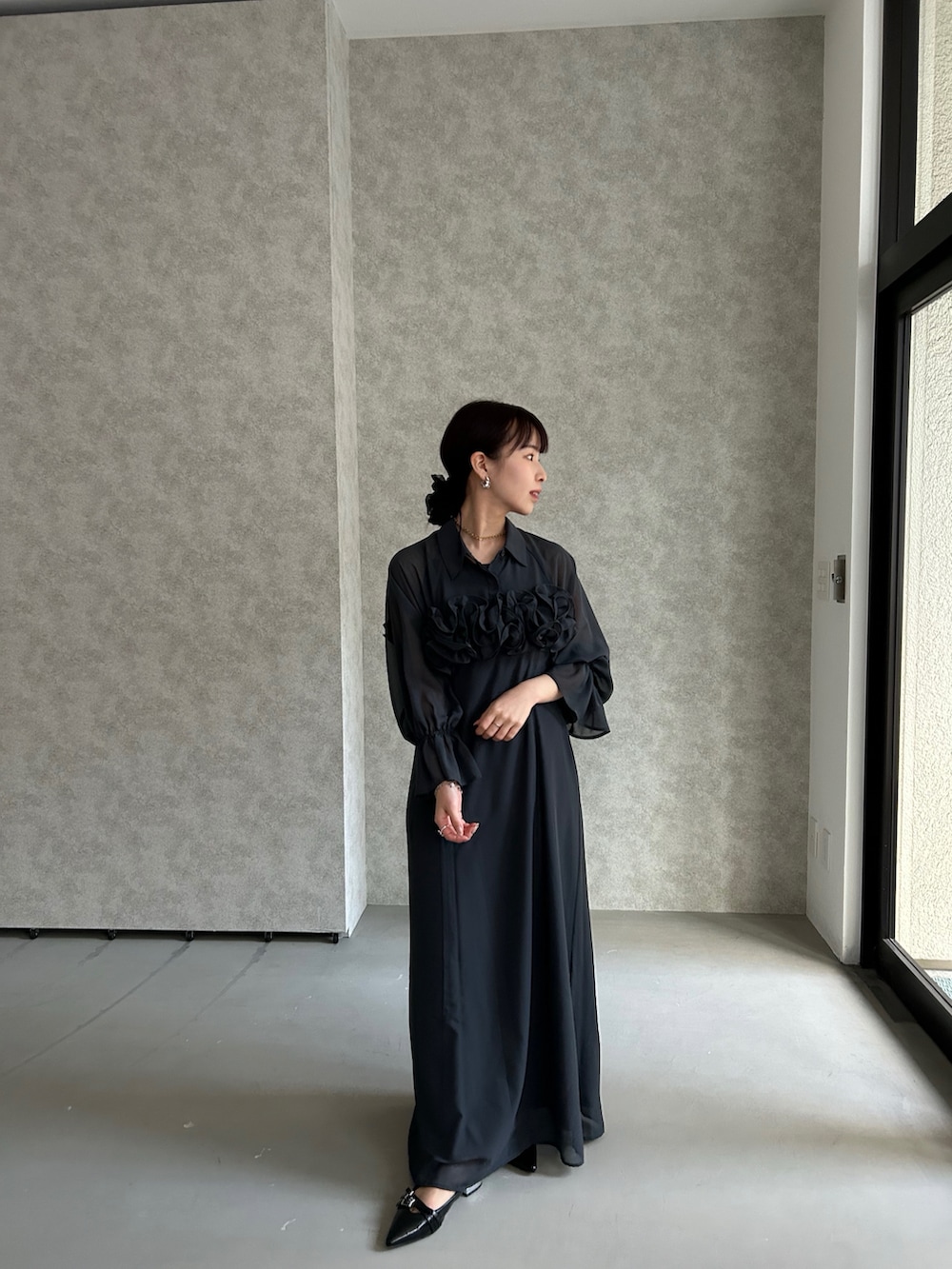 「シャツスタイル、シャツコーデ、春コーデ、結婚式、お呼ばれスタイル、骨格ウェーブ、新作ドレス、ワンピース、ディナー、大人かわいい、春夏コーデ、20代」｜「et.UNiVERのFrill shirt layered dress（ワンピース、グレー系）」を使った、RIZUMUさん（骨格ウェーブ・レディース・159cm）の春コーディネートの3枚目の写真