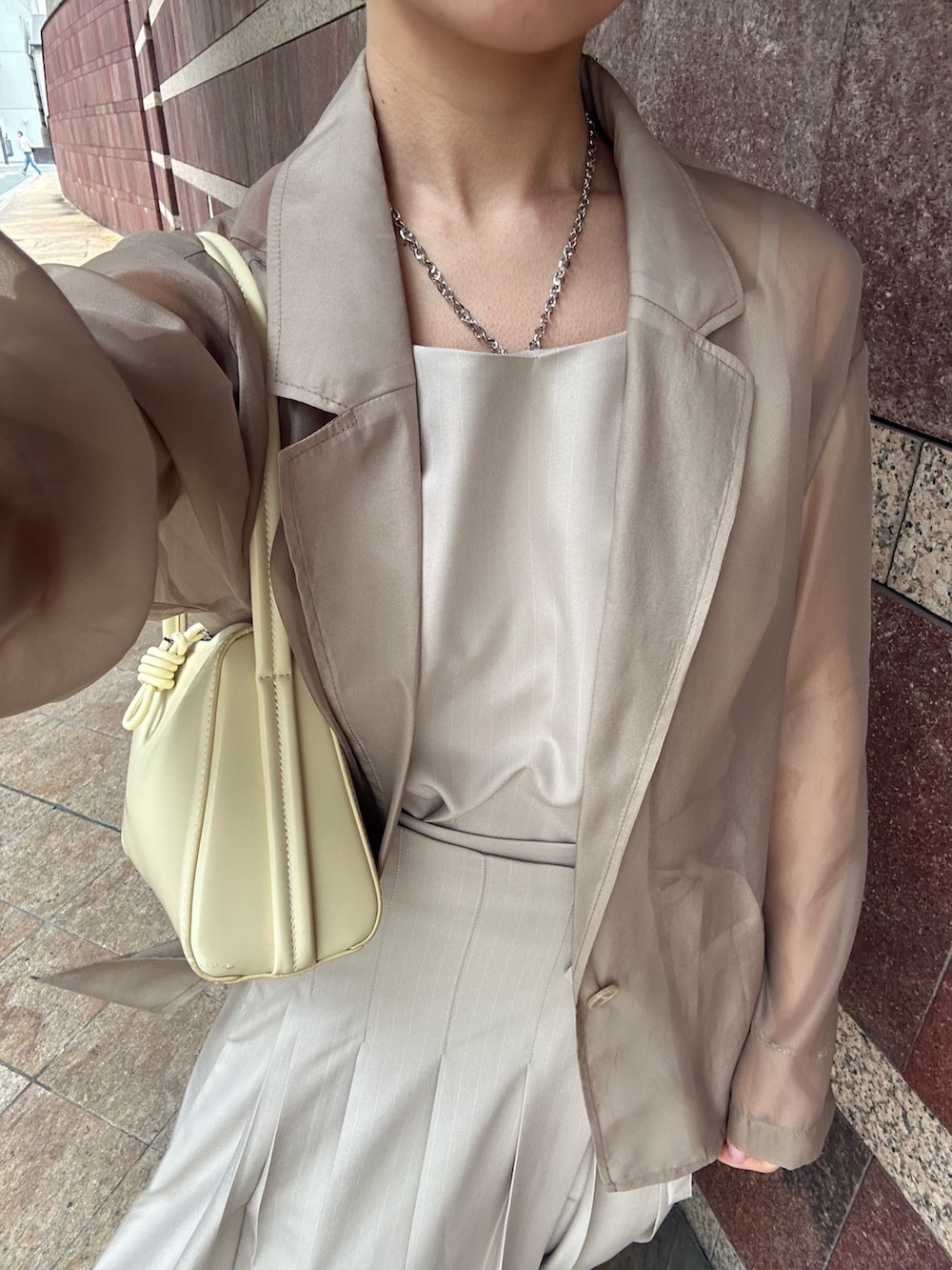 「春ファッション、春夏コーデ、きれいめコーデ、着回しコーデ、大人カジュアルコーデ、結婚式、結婚式二次会スタイル、結婚式 ワンピース、結婚式コーデ、オケージョン、オケージョンスタイル、オケージョンワンピース、ジャケット、ジャケットスタイル、ジャケットコーデ」｜「et.UNiVERのPleats skirt sheer jk set up（ドレス、ベージュ系）」を使った、RIZUMUさん（骨格ウェーブ・レディース・159cm）の春コーディネートの6枚目の写真