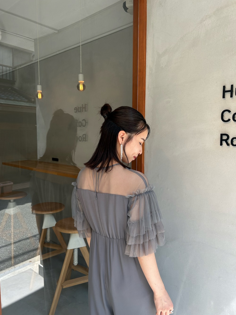 グレー系のパンツドレスを着用したレディースの秋コーディネートの2枚目の写真
