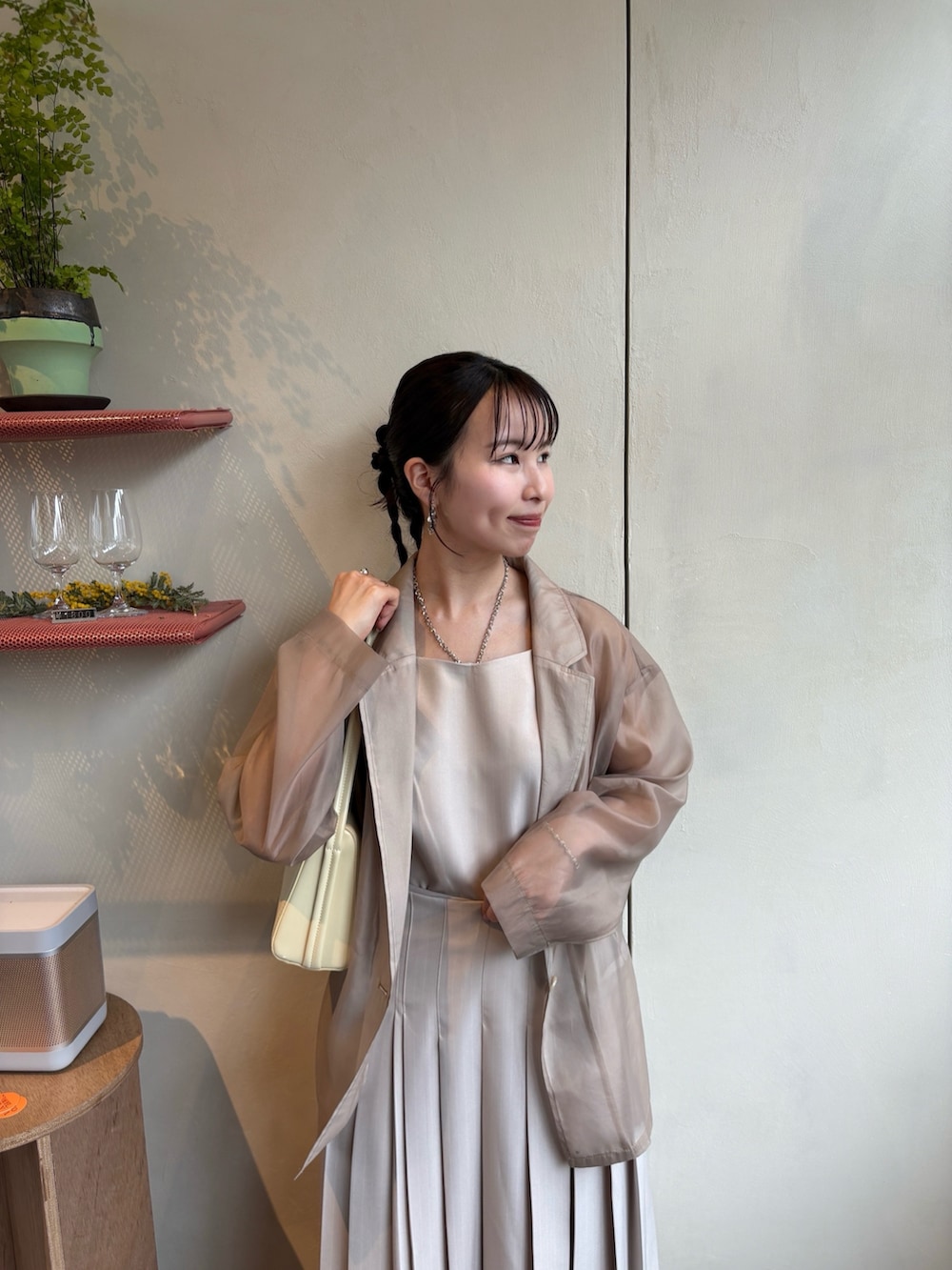 「春ファッション、春夏コーデ、きれいめコーデ、着回しコーデ、大人カジュアルコーデ、結婚式、結婚式二次会スタイル、結婚式 ワンピース、結婚式コーデ、オケージョン、オケージョンスタイル、オケージョンワンピース、ジャケット、ジャケットスタイル、ジャケットコーデ」｜「et.UNiVERのPleats skirt sheer jk set up（ドレス、ベージュ系）」を使った、RIZUMUさん（骨格ウェーブ・レディース・159cm）の春コーディネートの2枚目の写真