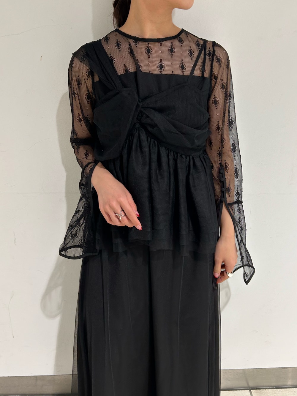 「ワンピーススタイル、チュールスカート、オケージョン、骨格ウェーブ、お呼ばれスタイル」｜「et.UNiVERのRibbon vest setup dress（ドレス、ブラック系）」を使った、RIZUMUさん（骨格ウェーブ・レディース・159cm）の春コーディネートの4枚目の写真