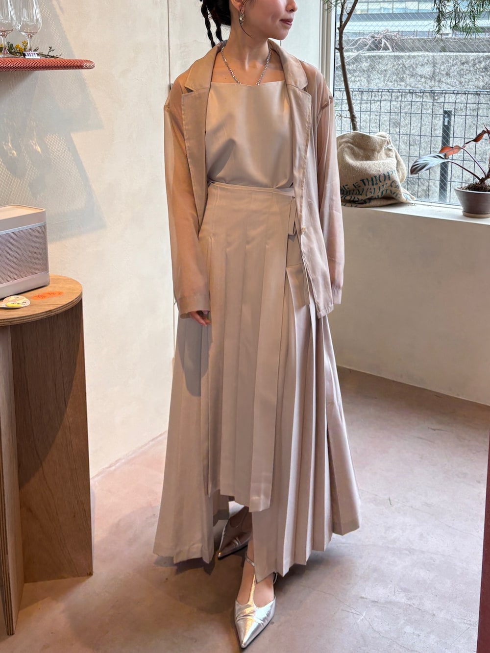 「春ファッション、春夏コーデ、きれいめコーデ、着回しコーデ、大人カジュアルコーデ、結婚式、結婚式二次会スタイル、結婚式 ワンピース、結婚式コーデ、オケージョン、オケージョンスタイル、オケージョンワンピース、ジャケット、ジャケットスタイル、ジャケットコーデ」｜「et.UNiVERのPleats skirt sheer jk set up（ドレス、ベージュ系）」を使った、RIZUMUさん（骨格ウェーブ・レディース・159cm）の春コーディネートの3枚目の写真