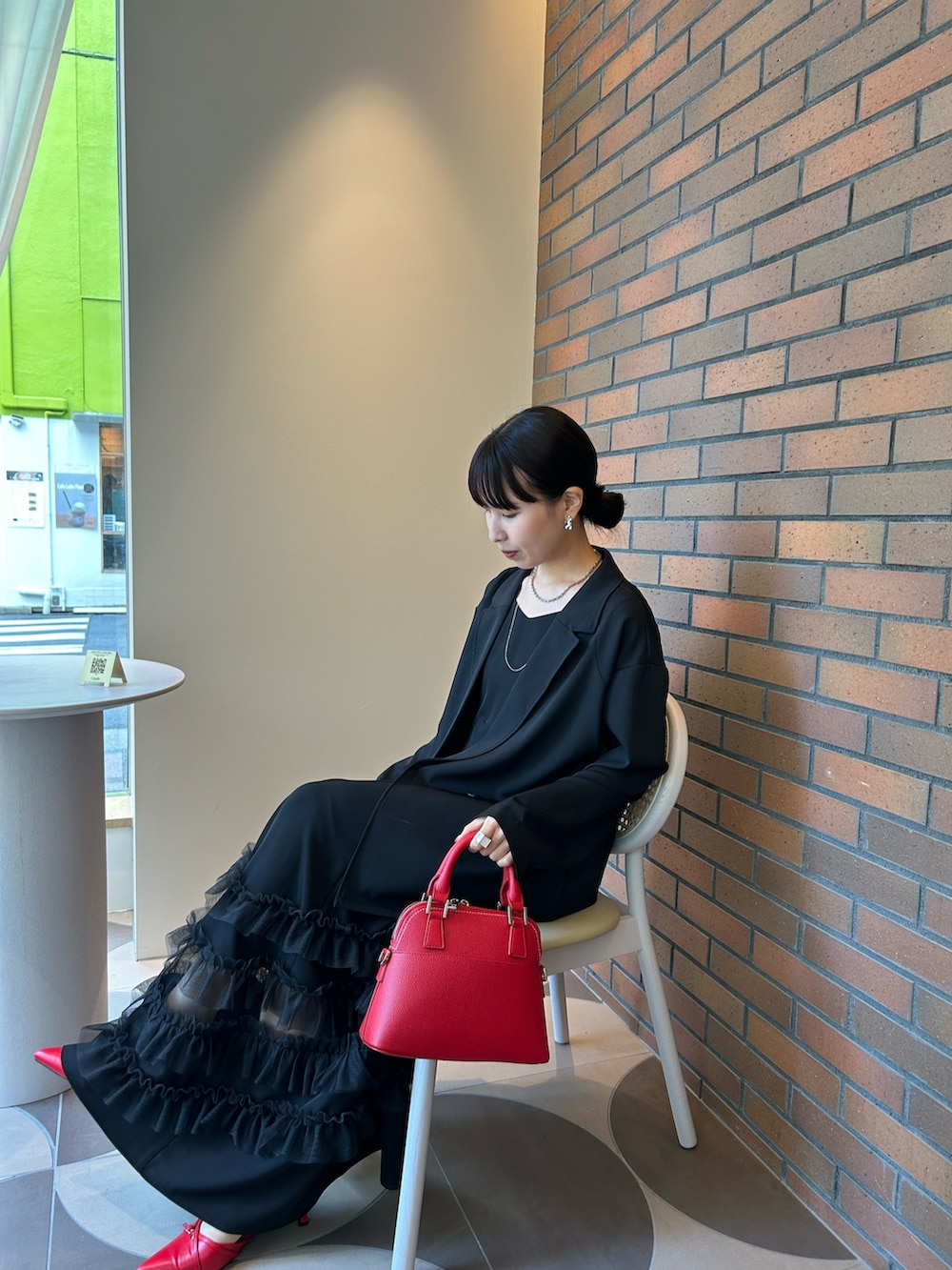 ブラック系のドレスを着用したレディースの冬コーディネートの3枚目の写真