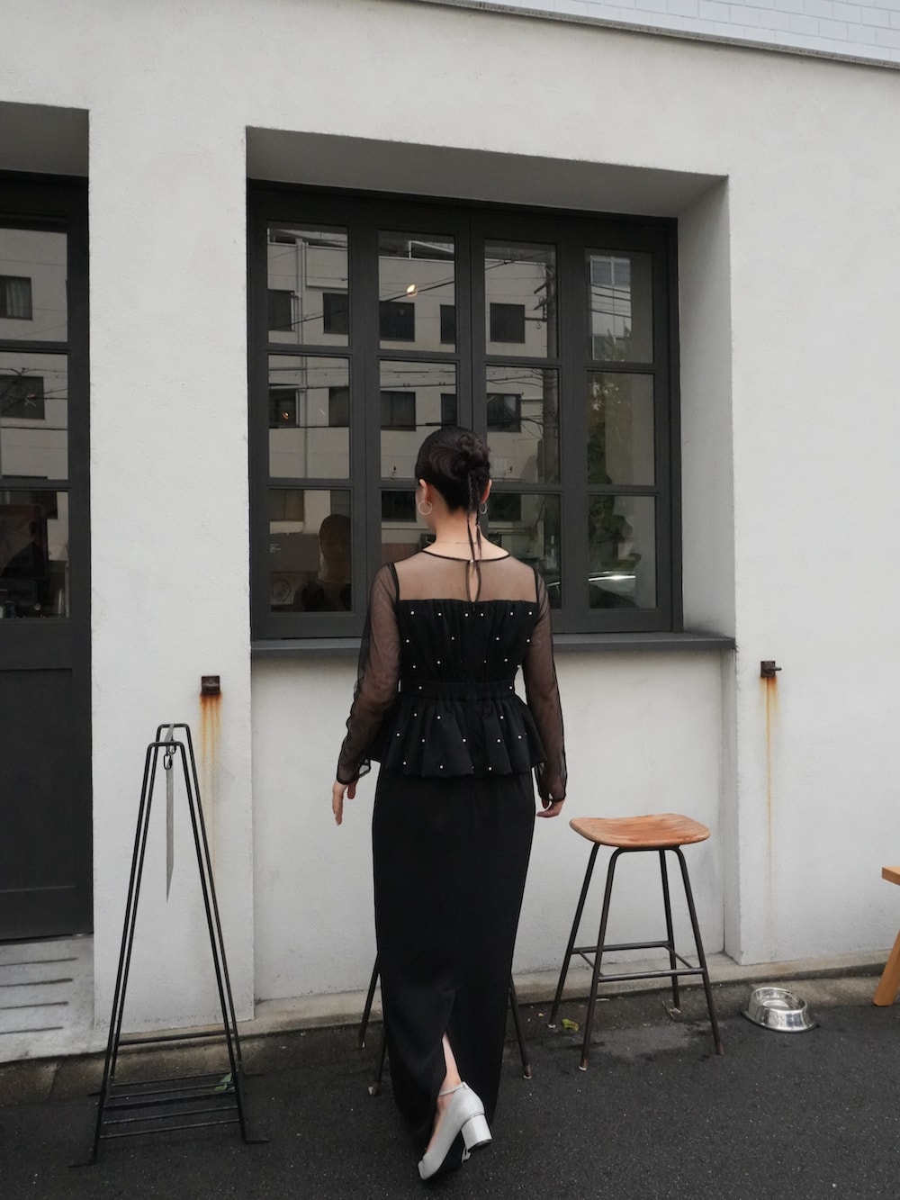 ブラック系のドレスを着用したレディースの秋コーディネートの4枚目の写真