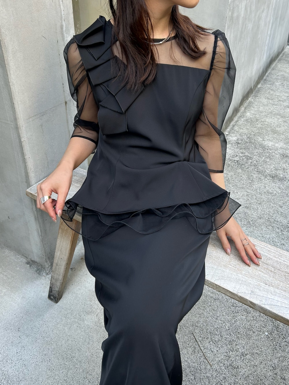 「春コーデ、結婚式ドレス、お呼ばれスタイル、ブラックコーデ」｜「et.UNiVERのseparated skirt combination（ドレス、ブラック系）」を使った、RIZUMUさん（骨格ウェーブ・レディース・159cm）の春コーディネートの4枚目の写真