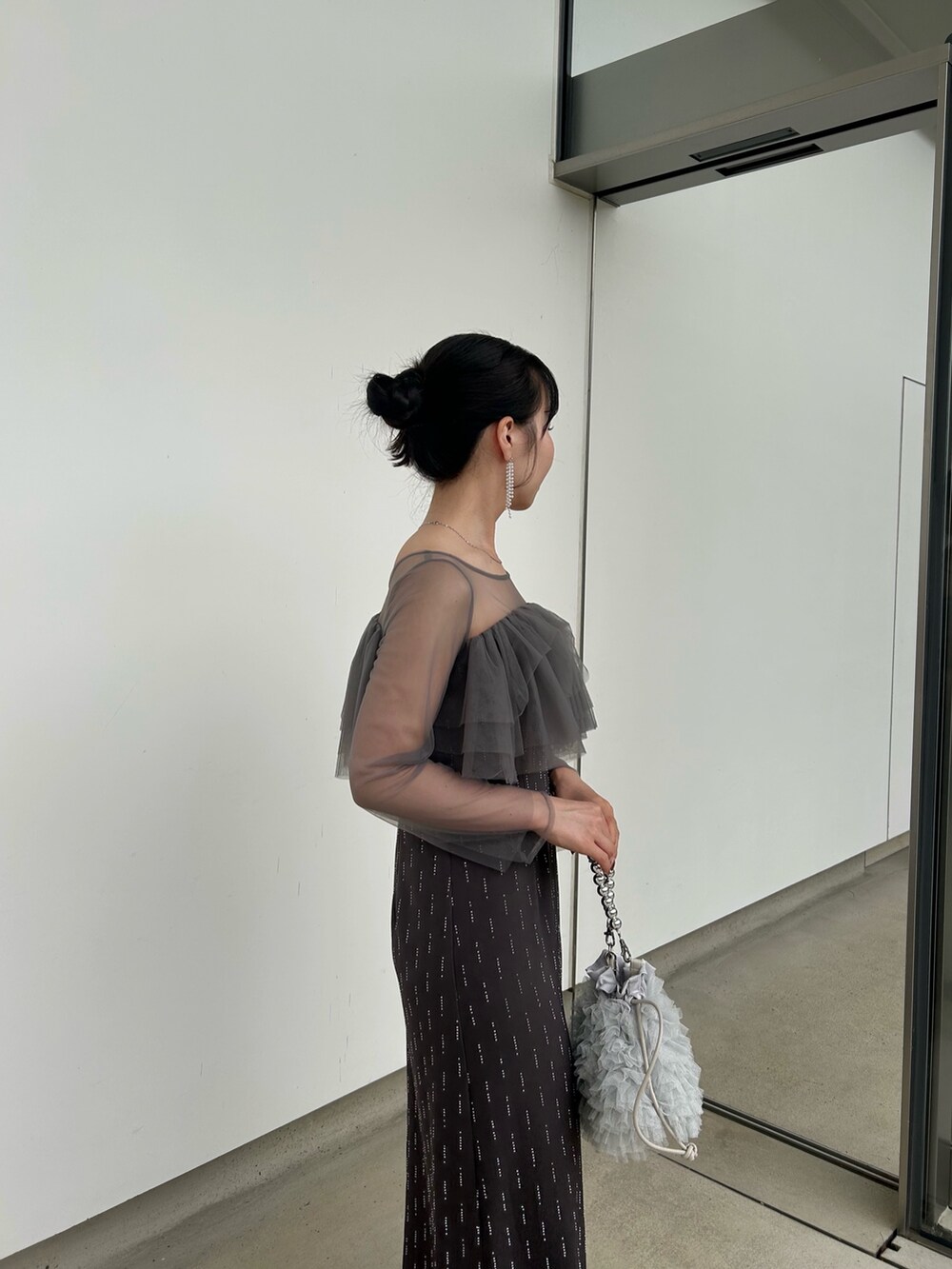 グレー系のドレスを着用したレディースの秋コーディネートの2枚目の写真