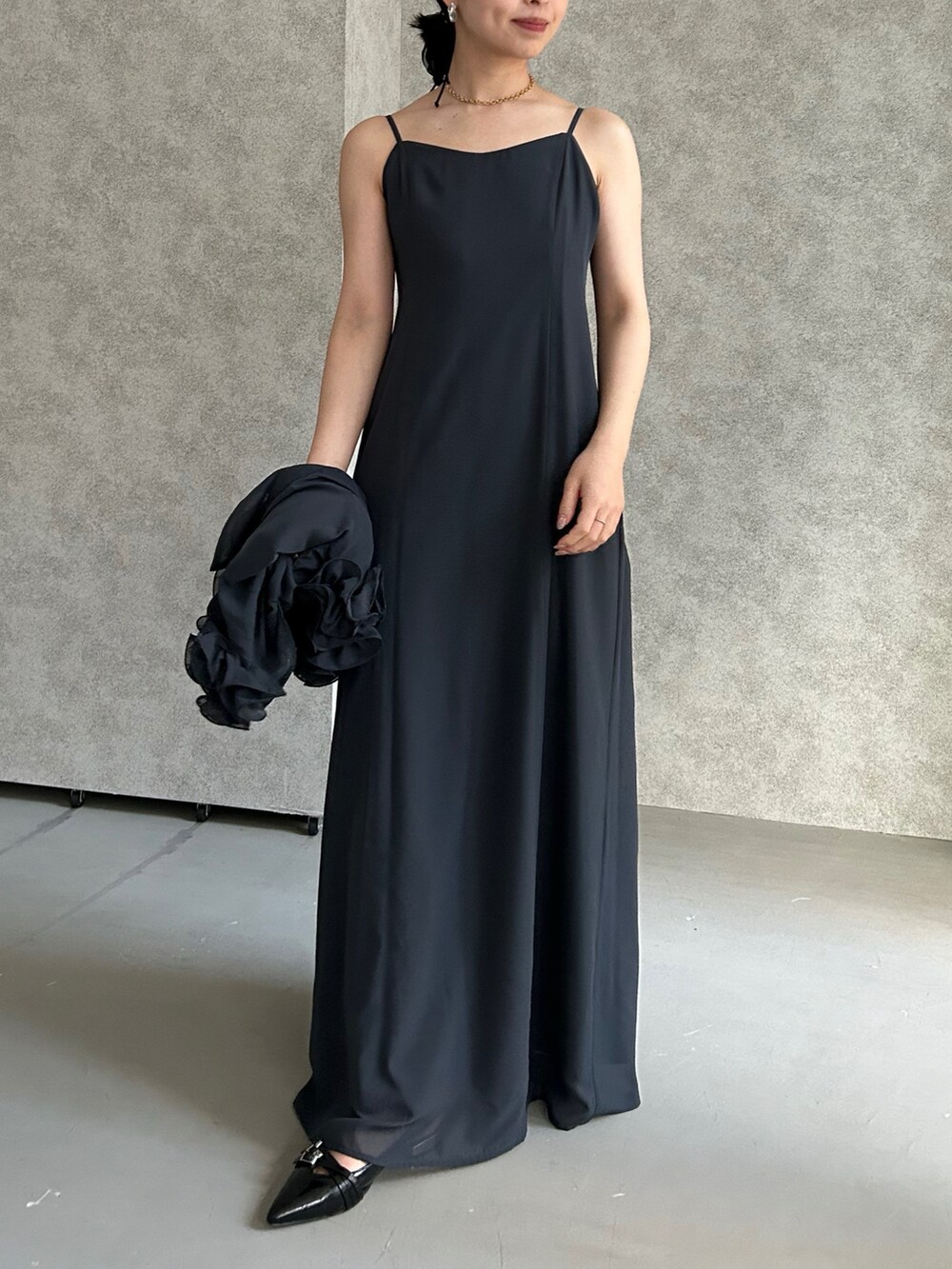 「シャツスタイル、シャツコーデ、春コーデ、結婚式、お呼ばれスタイル、骨格ウェーブ、新作ドレス、ワンピース、ディナー、大人かわいい、春夏コーデ、20代」｜「et.UNiVERのFrill shirt layered dress（ワンピース、グレー系）」を使った、RIZUMUさん（骨格ウェーブ・レディース・159cm）の春コーディネートの4枚目の写真