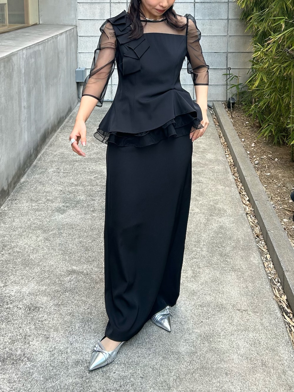 「春コーデ、結婚式ドレス、お呼ばれスタイル、ブラックコーデ」｜「et.UNiVERのseparated skirt combination（ドレス、ブラック系）」を使った、RIZUMUさん（骨格ウェーブ・レディース・159cm）の春コーディネートの3枚目の写真