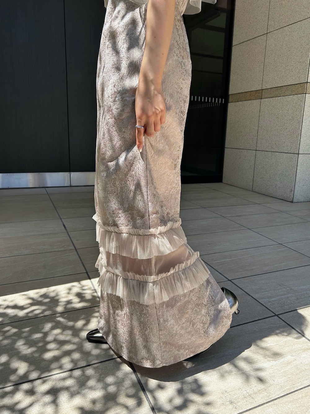 ピンク系のドレスを着用したレディースの秋コーディネートの3枚目の写真