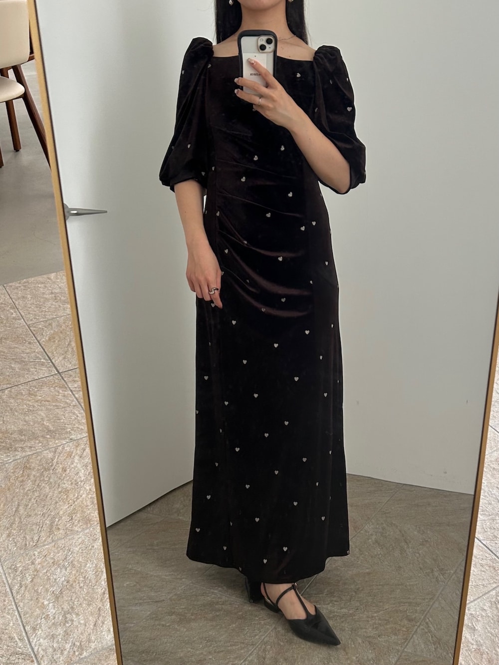 ブラウン系のドレスを着用したレディースの秋コーディネートの3枚目の写真