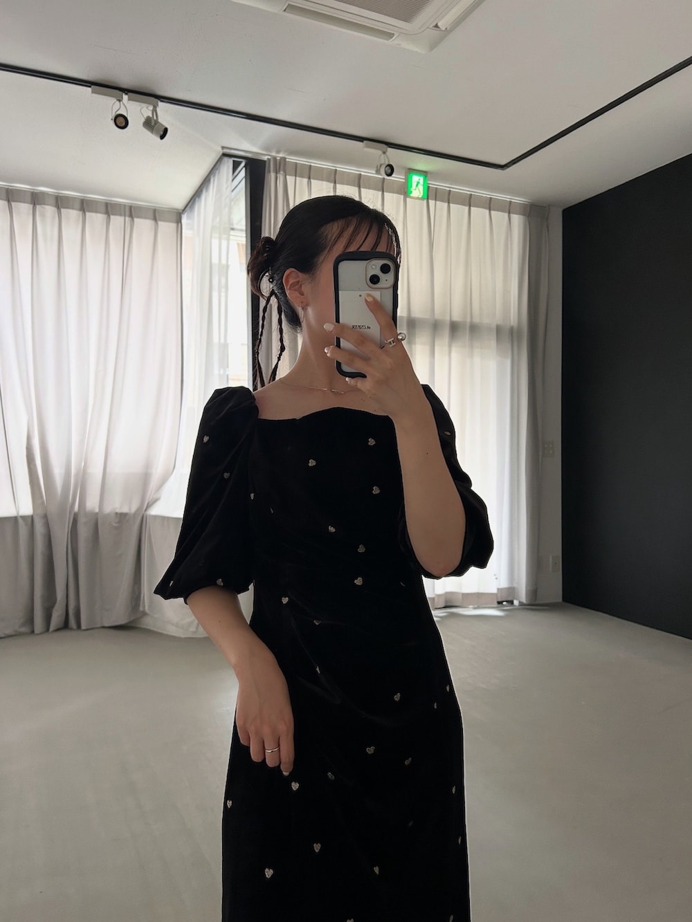 ブラック系のドレスを着用したレディースの秋コーディネートの5枚目の写真