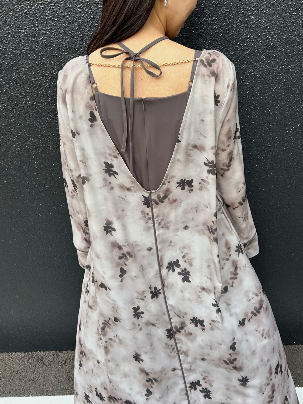 ブラウン系のドレスを着用したレディースの冬コーディネートの4枚目の写真