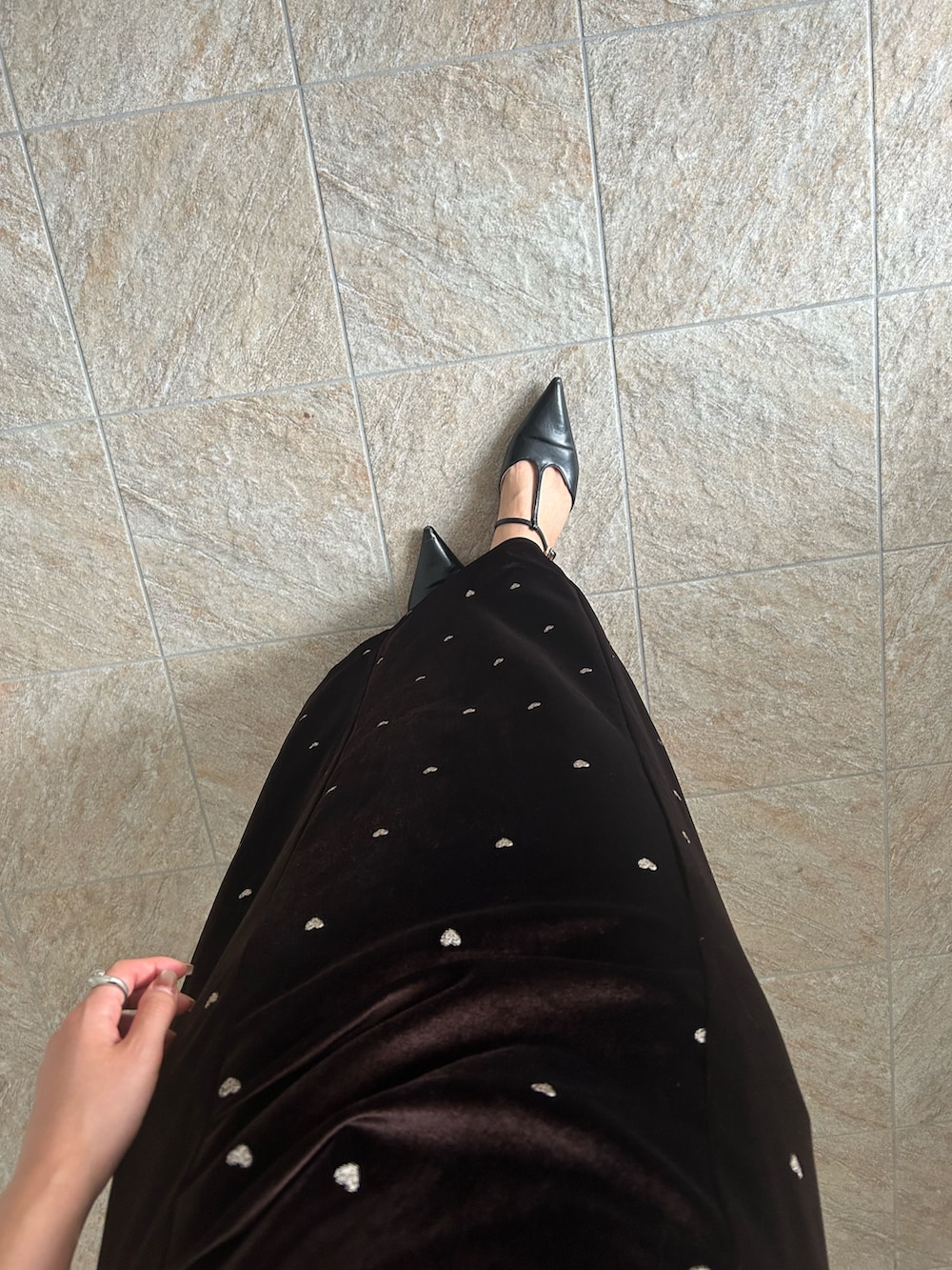 ブラウン系のドレスを着用したレディースの秋コーディネートの2枚目の写真