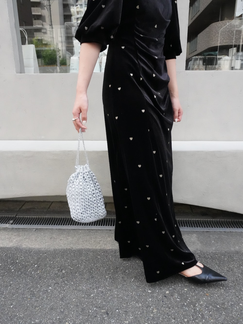 ブラック系のドレスを着用したレディースの秋コーディネートの3枚目の写真