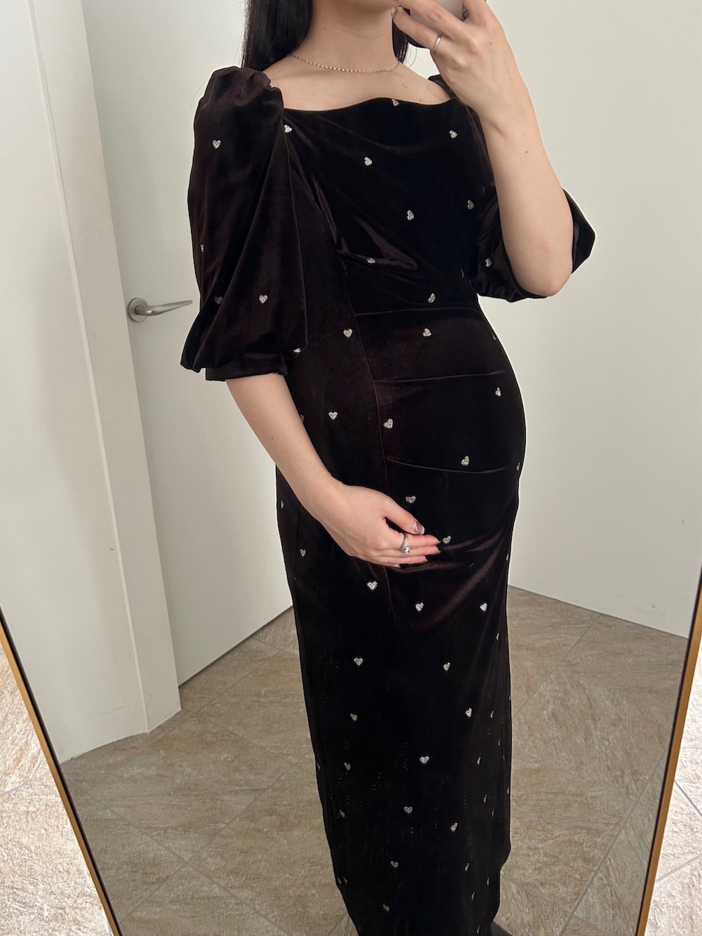 ブラウン系のドレスを着用したレディースの秋コーディネートの4枚目の写真