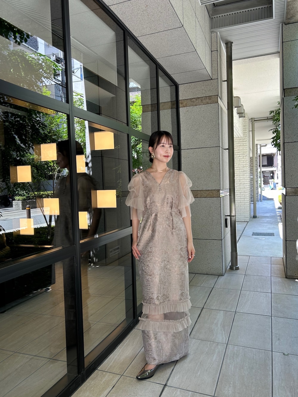 ピンク系のドレスを着用したレディースの秋コーディネートの4枚目の写真