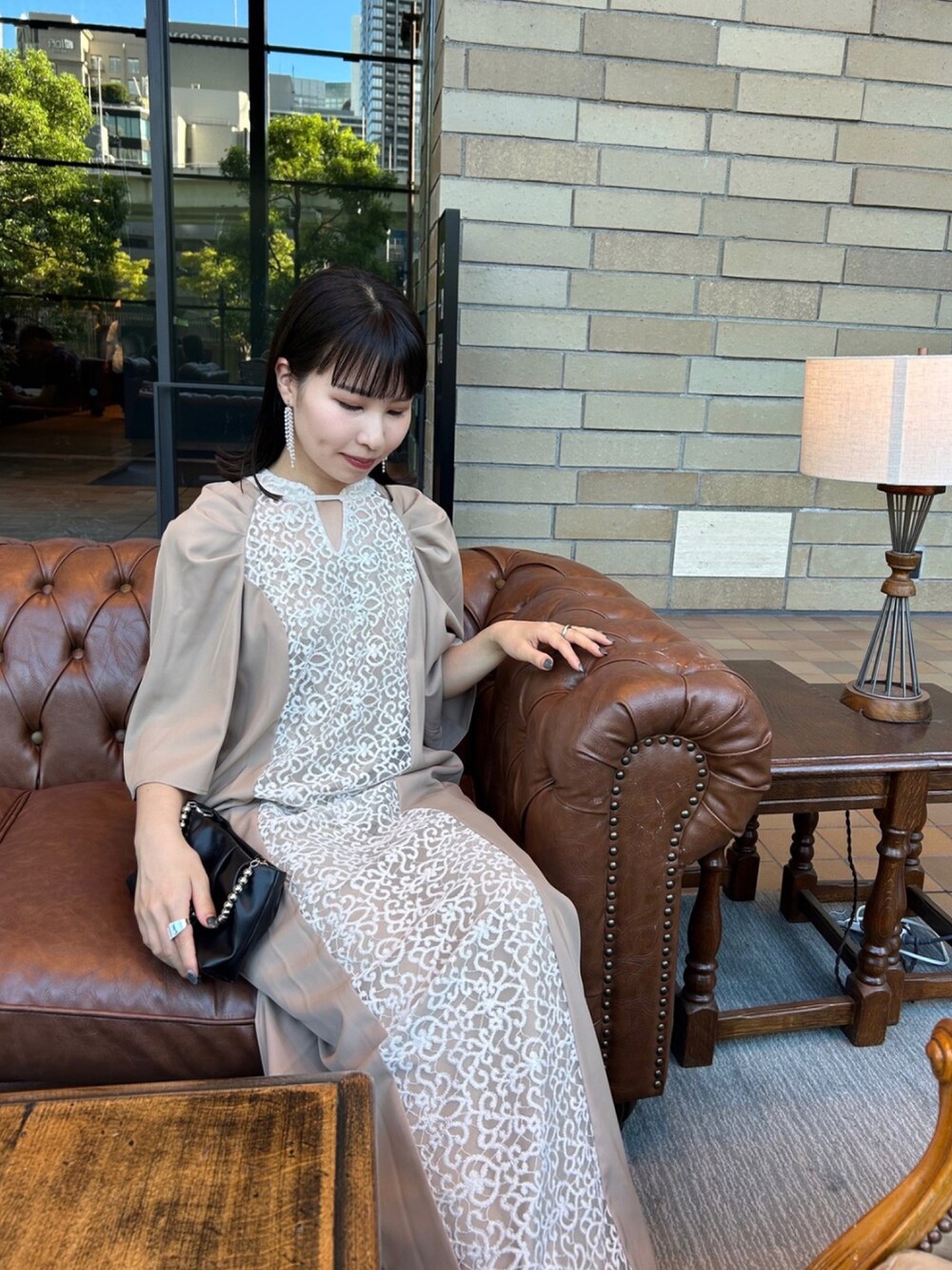ベージュ系のドレスを着用したレディースの秋コーディネートの2枚目の写真