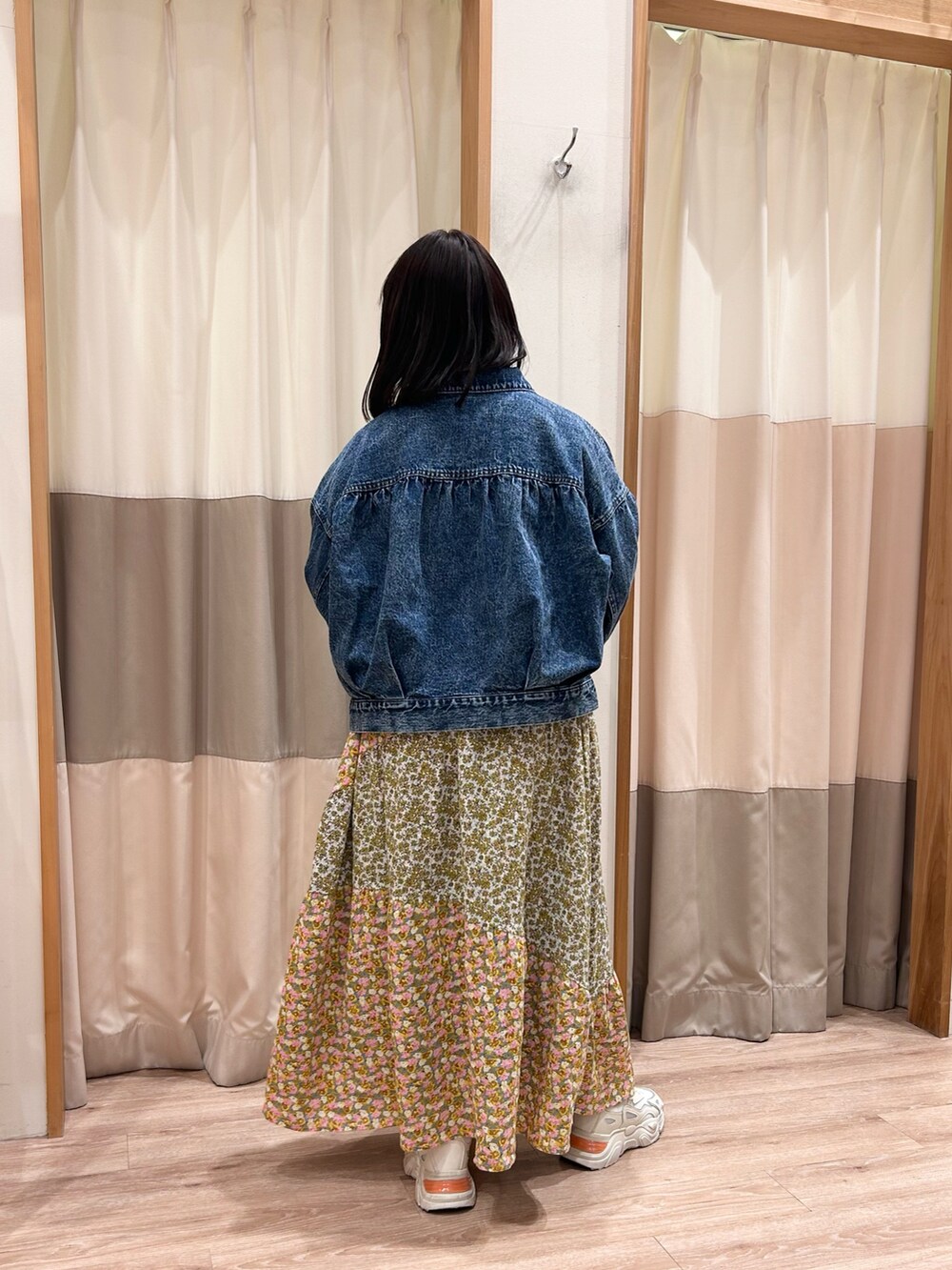 「Samansa Mos2、SM2 keittio イオンモール日の出店、春コーデ、低身長、スカートコーデ、スニーカーコーデ」|「Samansa Mos2のアイテム(デニムジャケット、ブルー系)」を使った、🐾🐈⬛Mim🐈⬛🐾さん(レディース・147cm)の冬コーディネートの2枚目の写真