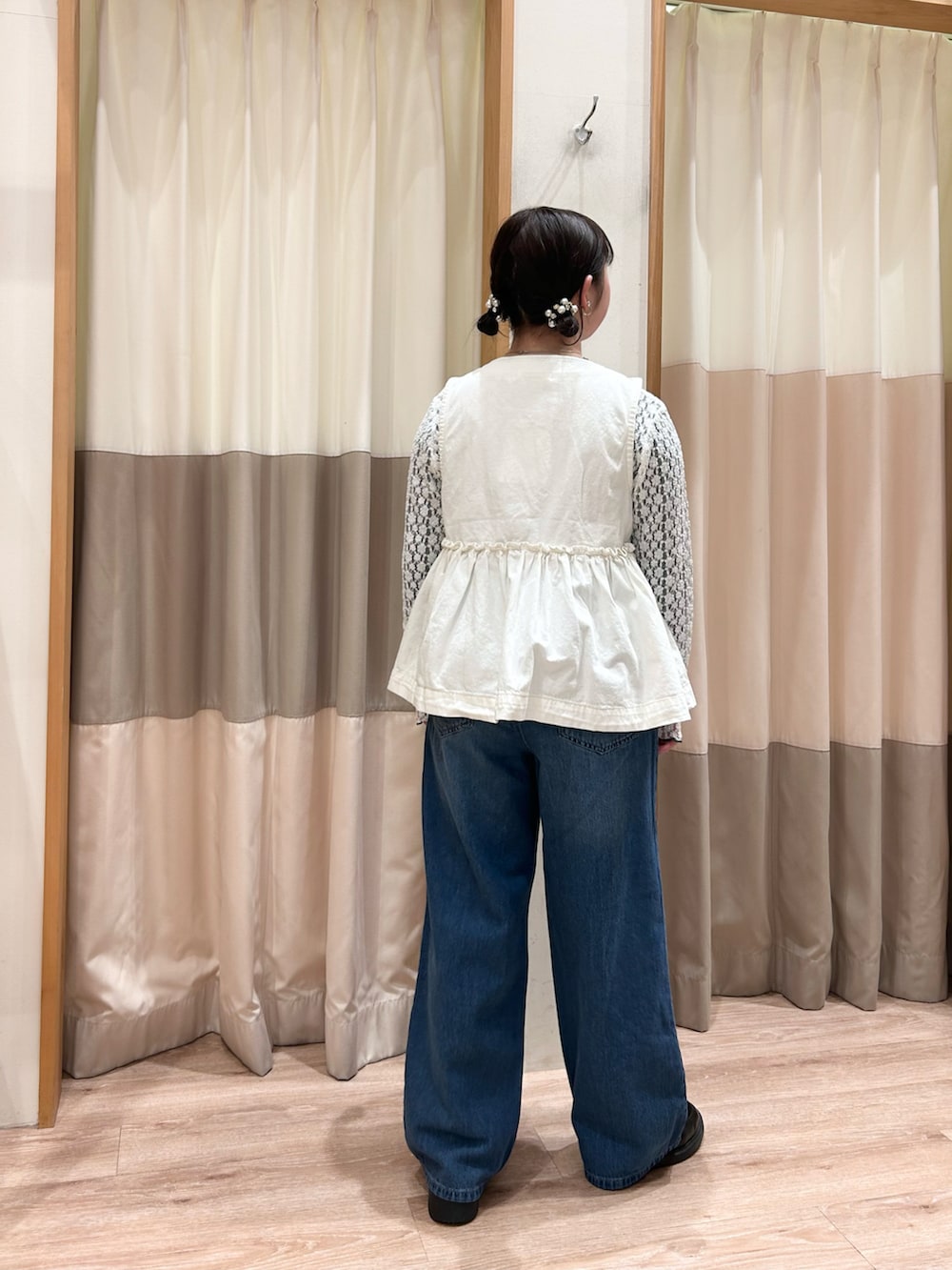 「Samansa Mos2 blue、SM2 keittio イオンモール日の出店、はるコーデ、低身長コーデ、デニムコーデ」｜「Samansa Mos2 blueの【ECO DENIM】 ペプラムベスト（ベスト、ホワイト系）」を使った、🐾🐈‍⬛Mim🐈‍⬛🐾さん（レディース・147cm）の冬コーディネートの2枚目の写真